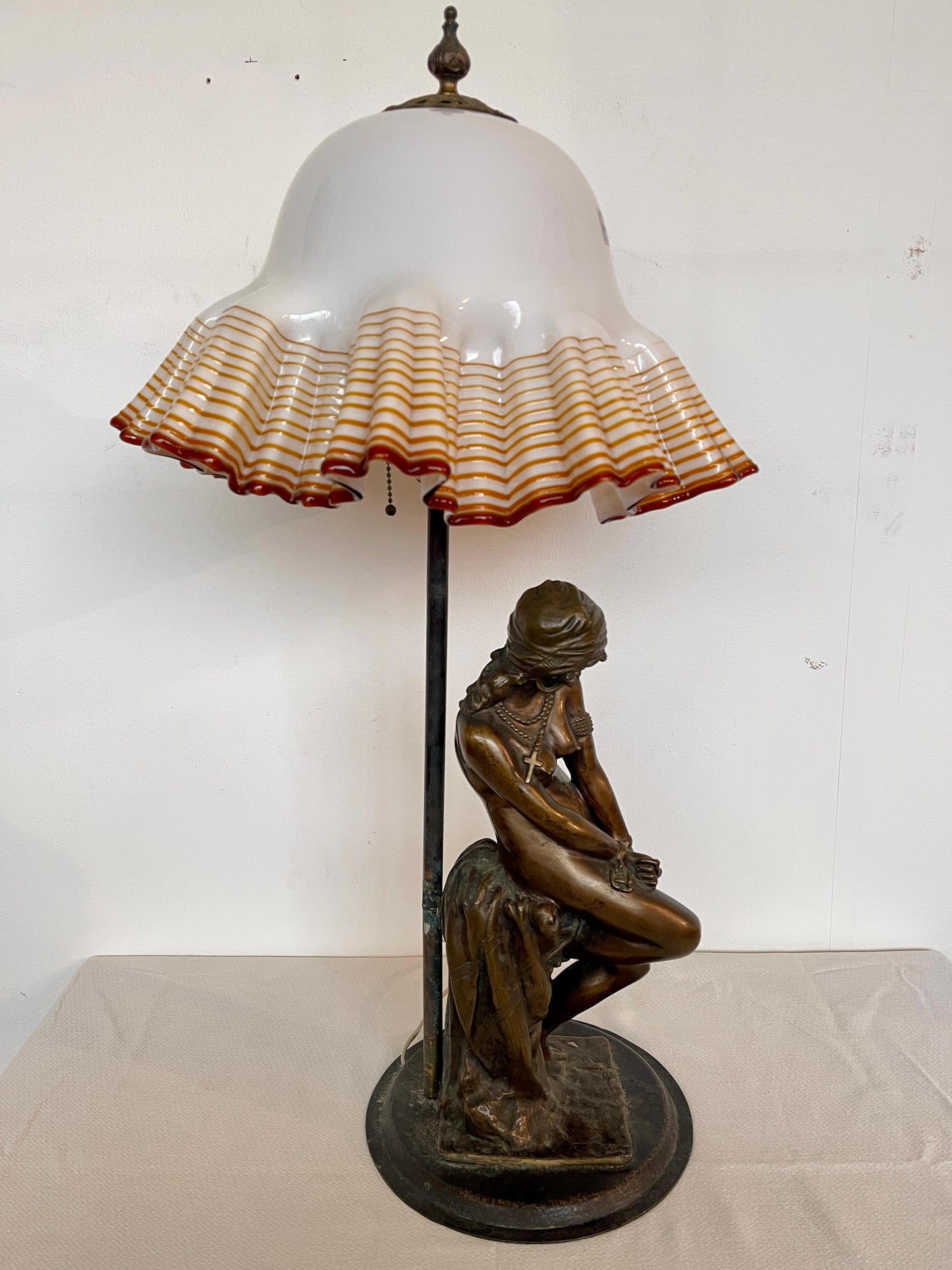 Lampada figurale in bronzo e vetro di murano Art Nouveau XX secolo