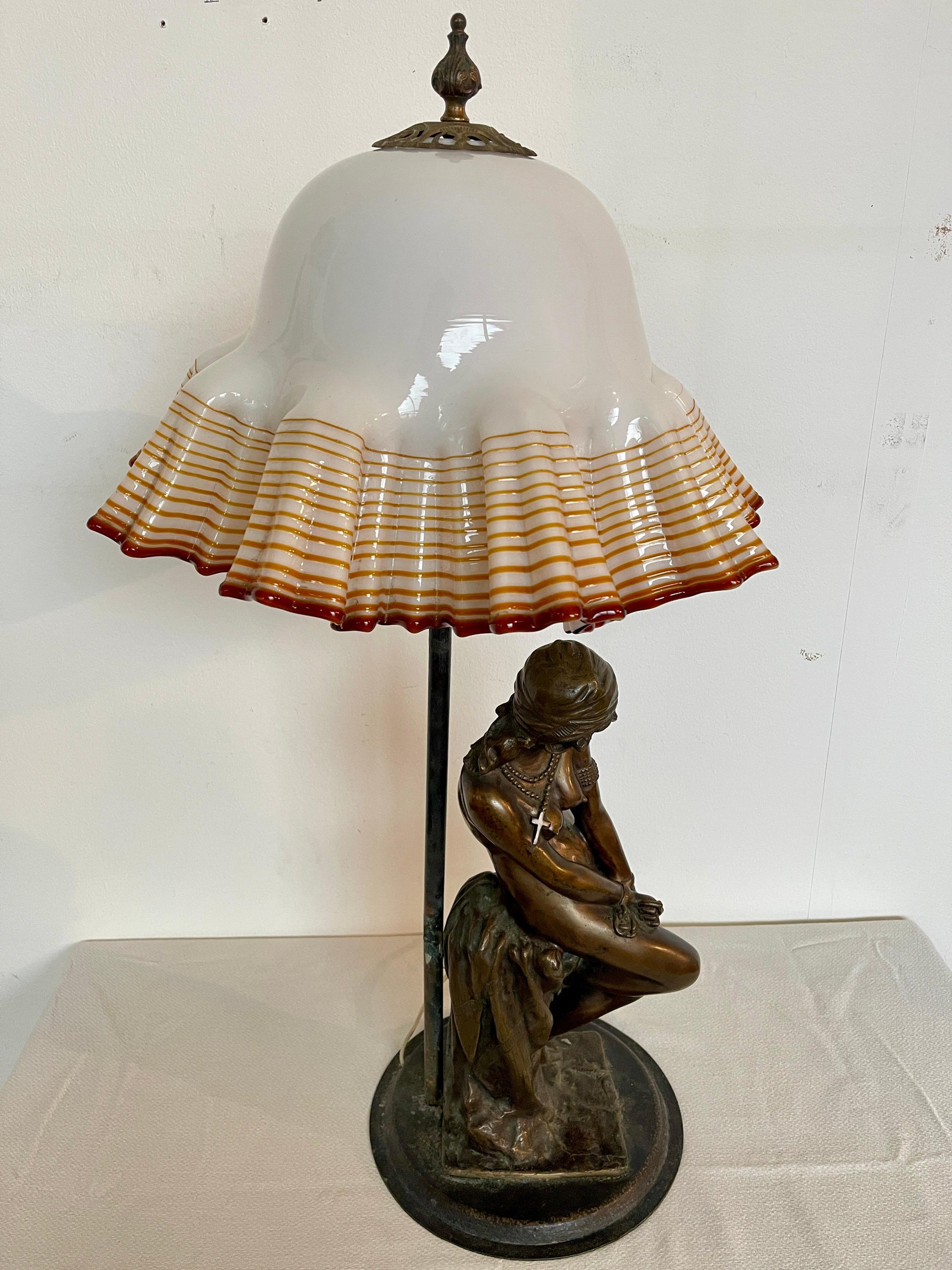 Lampada figurale in bronzo e vetro di murano Art Nouveau XX secolo