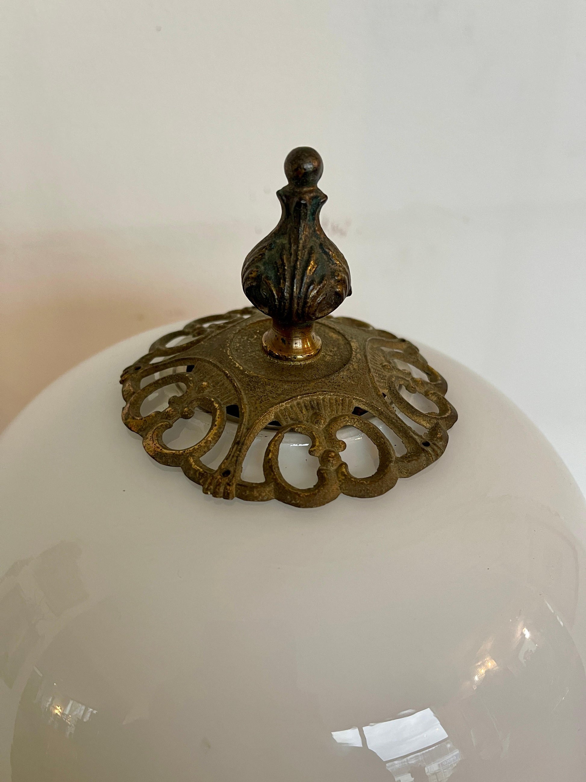 Lampada figurale in bronzo e vetro di murano Art Nouveau XX secolo