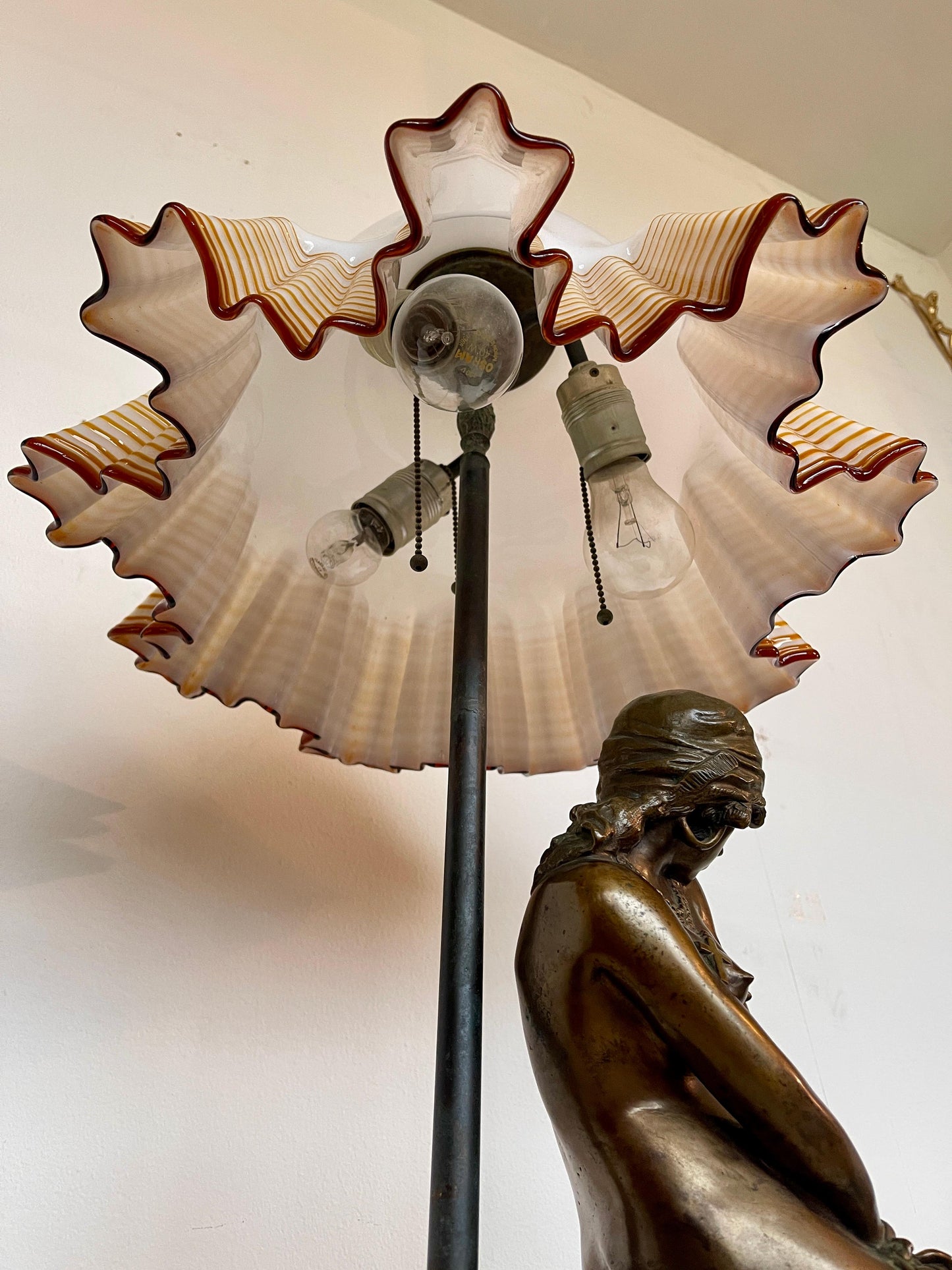 Lampada figurale in bronzo e vetro di murano Art Nouveau XX secolo