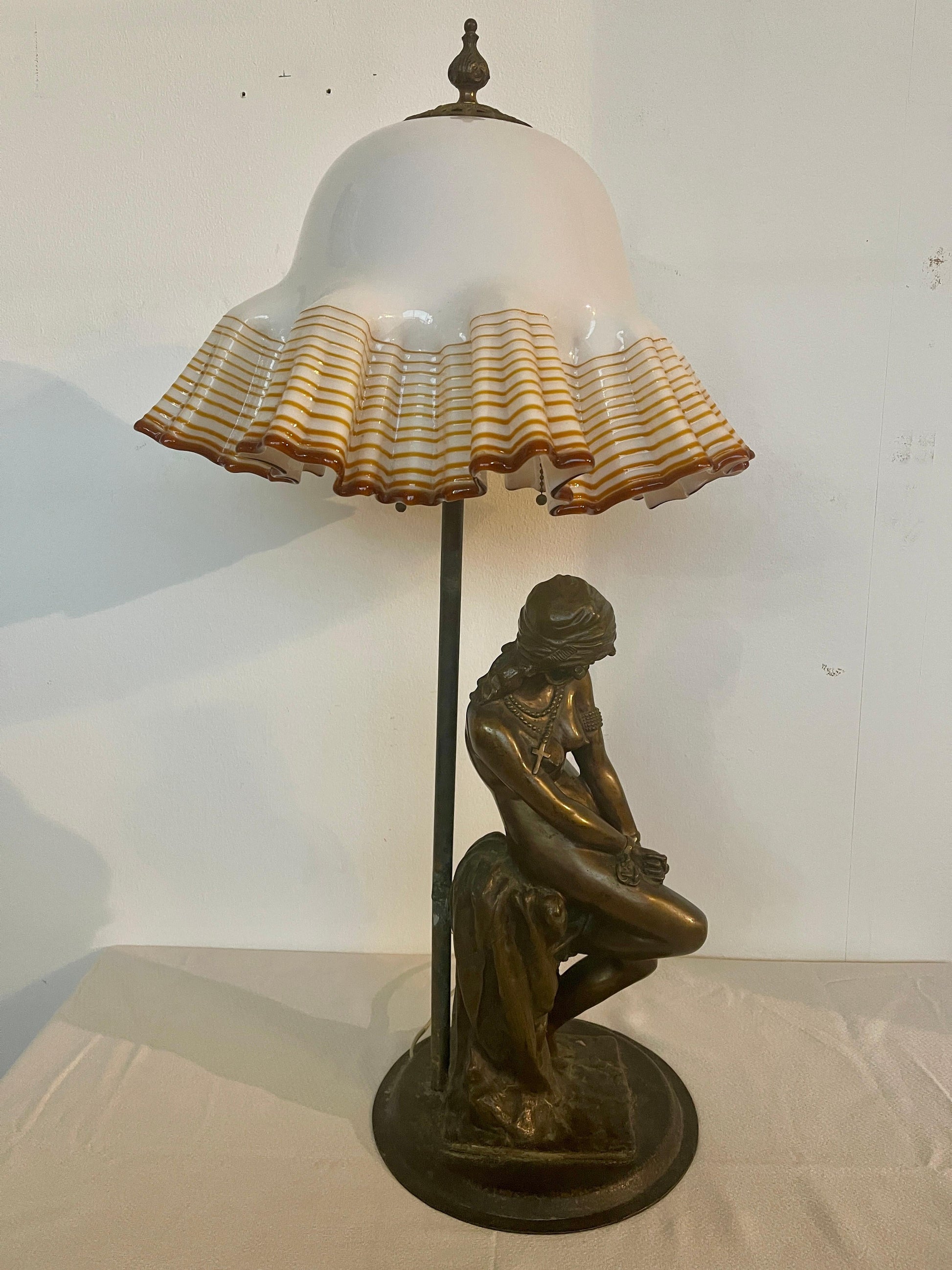 Lampada figurale in bronzo e vetro di murano Art Nouveau XX secolo