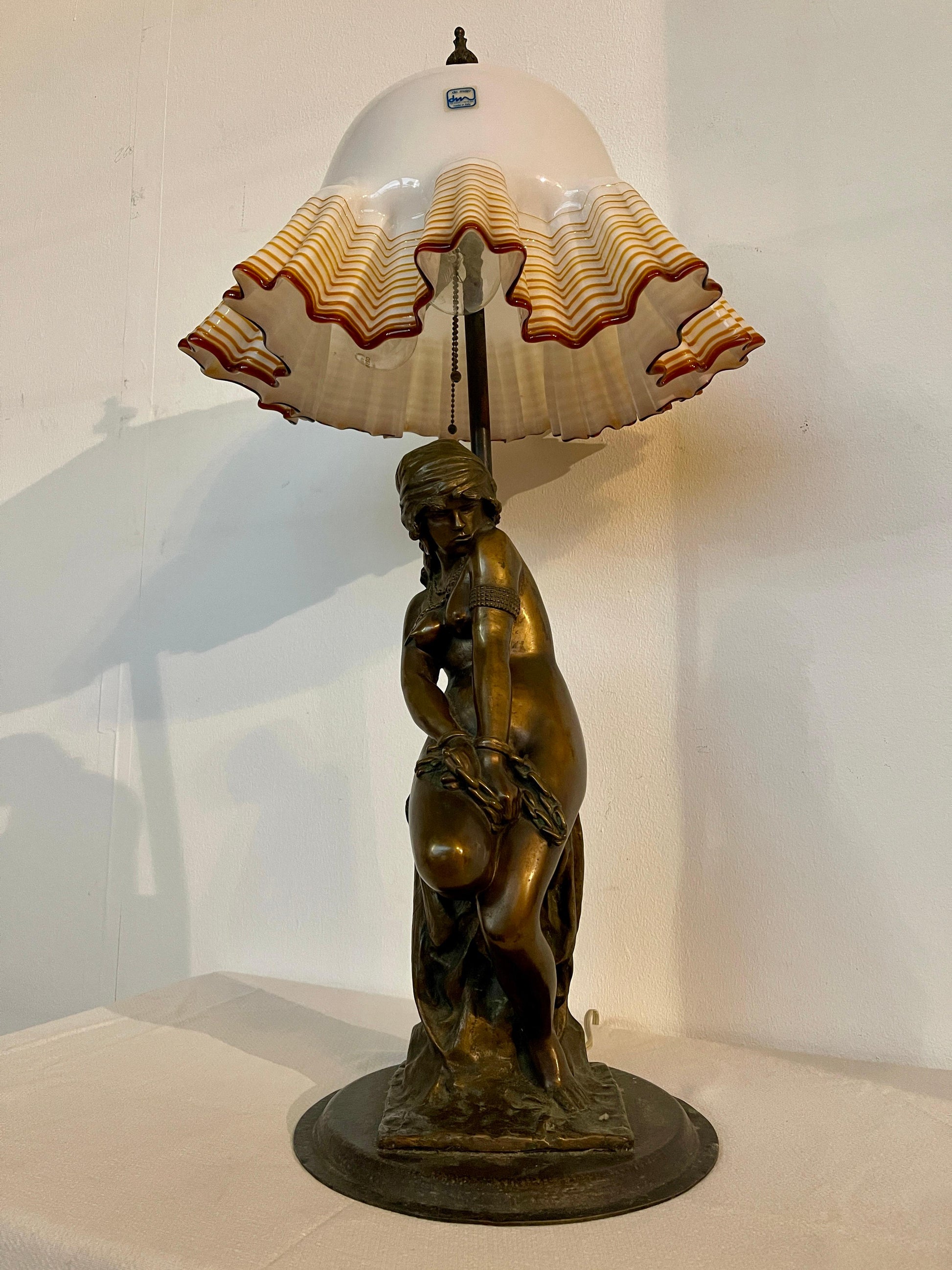 Lampada figurale in bronzo e vetro di murano Art Nouveau XX secolo