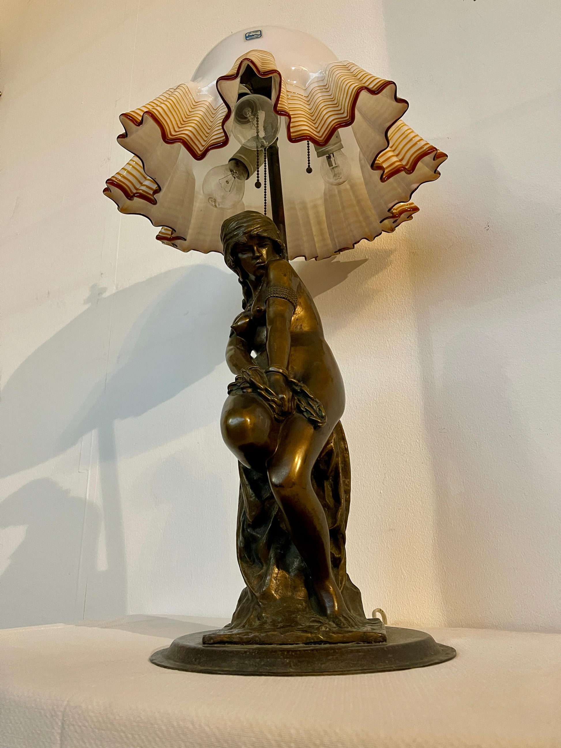 Lampada figurale in bronzo e vetro di murano Art Nouveau XX secolo