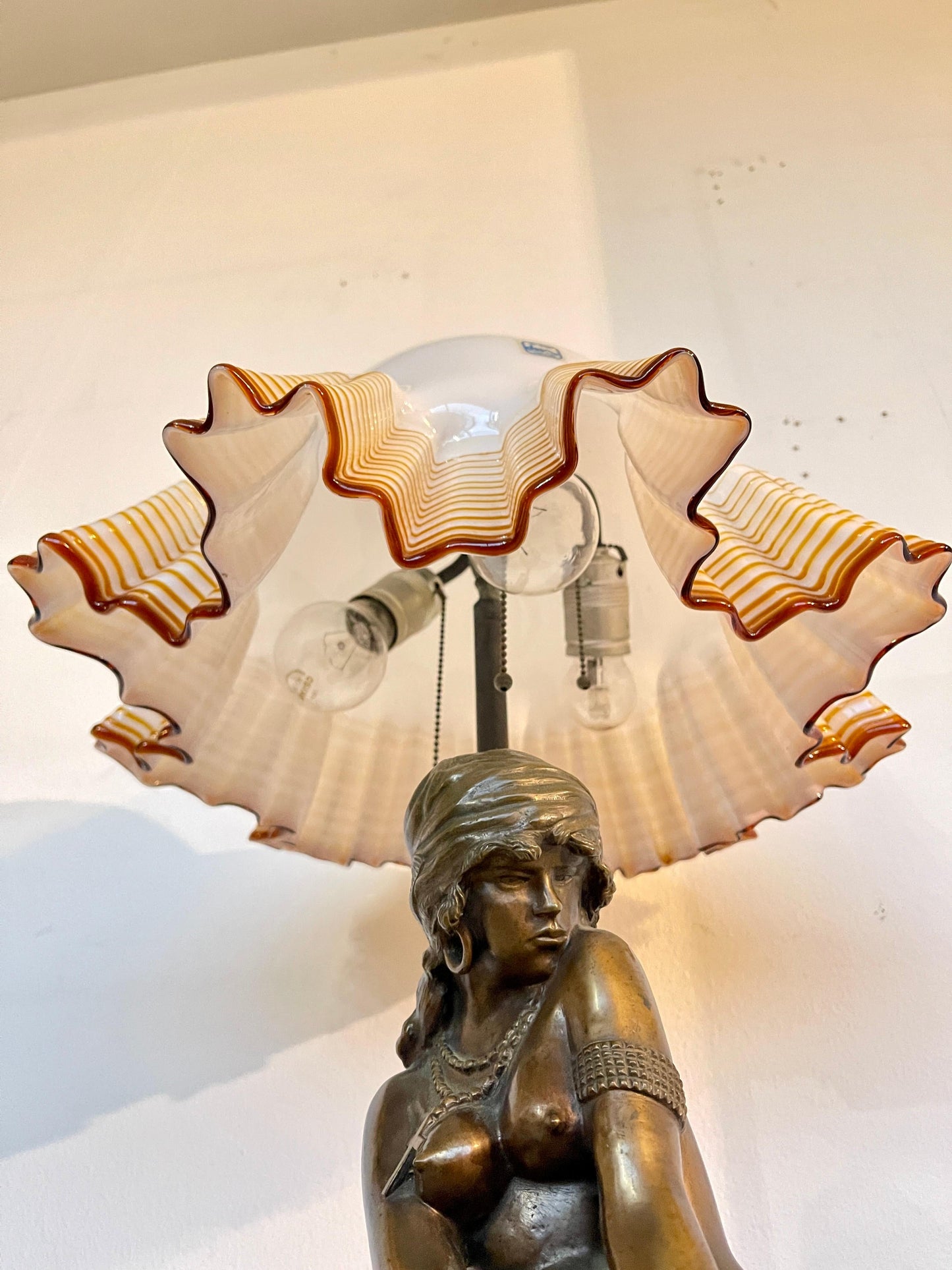 Lampada figurale in bronzo e vetro di murano Art Nouveau XX secolo