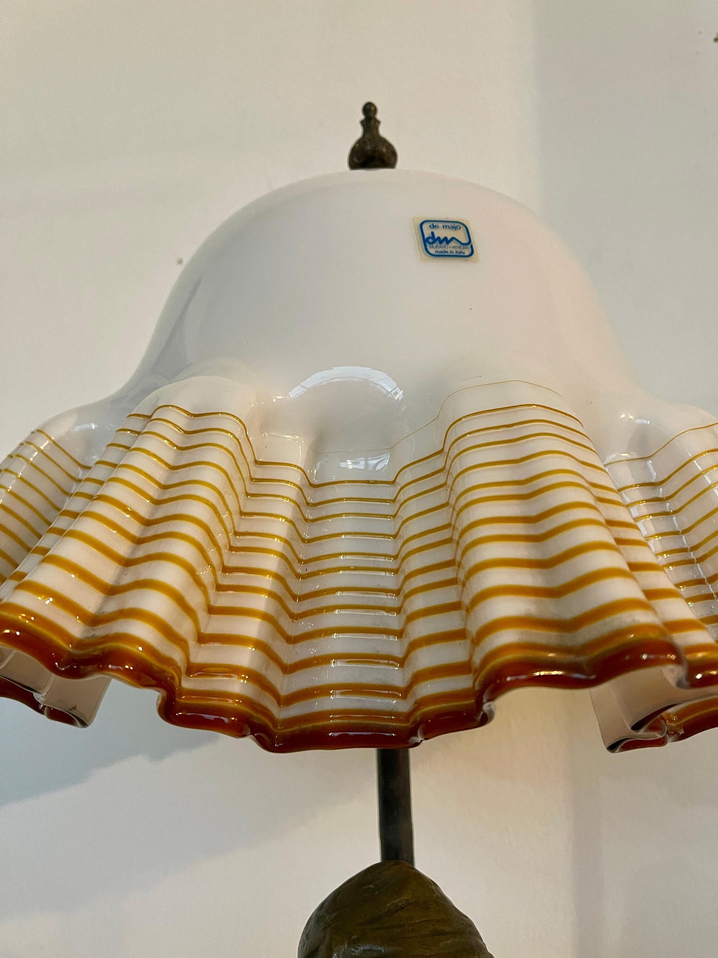 Lampada figurale in bronzo e vetro di murano Art Nouveau XX secolo