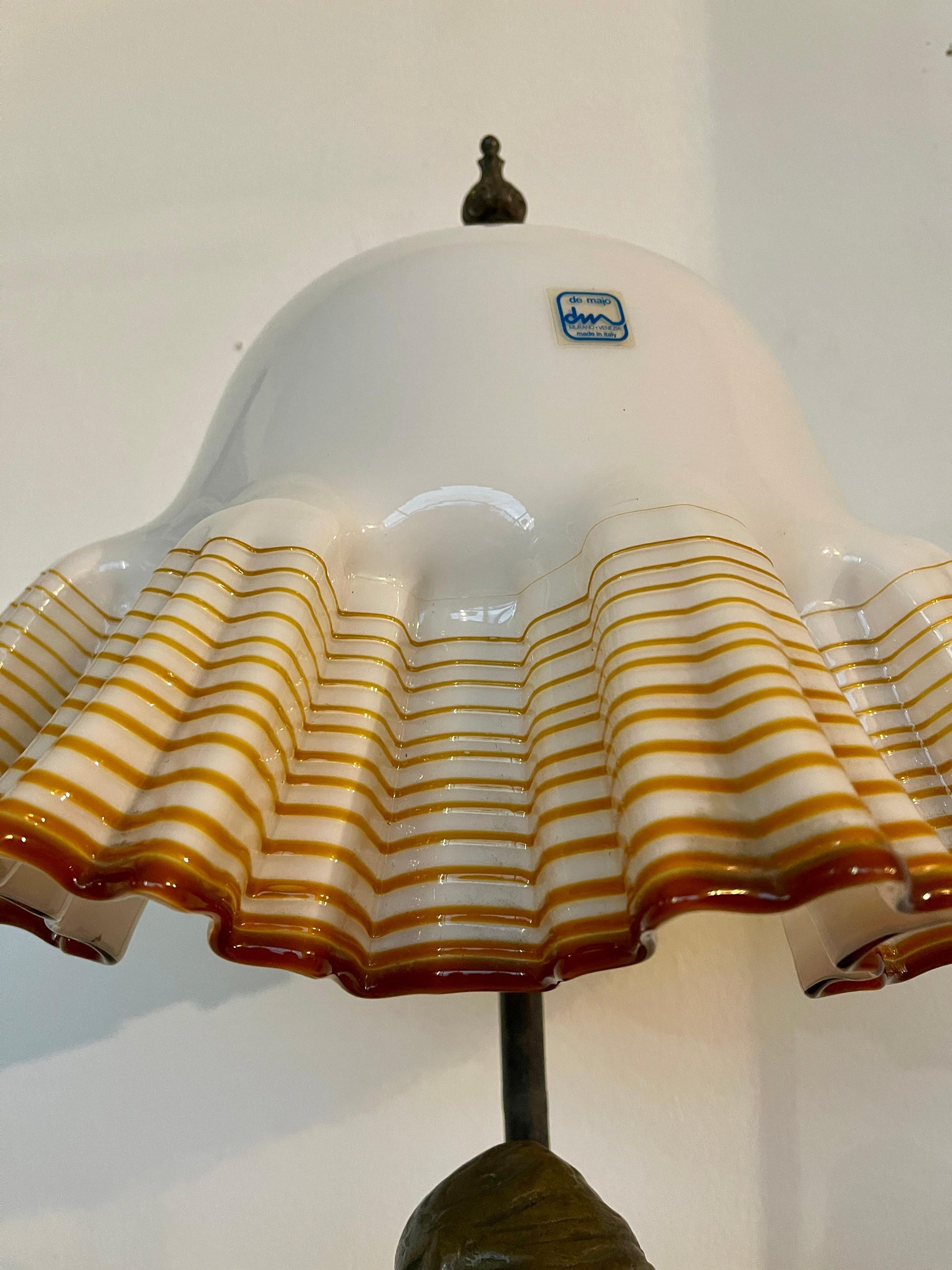 Lampada figurale in bronzo e vetro di murano Art Nouveau XX secolo