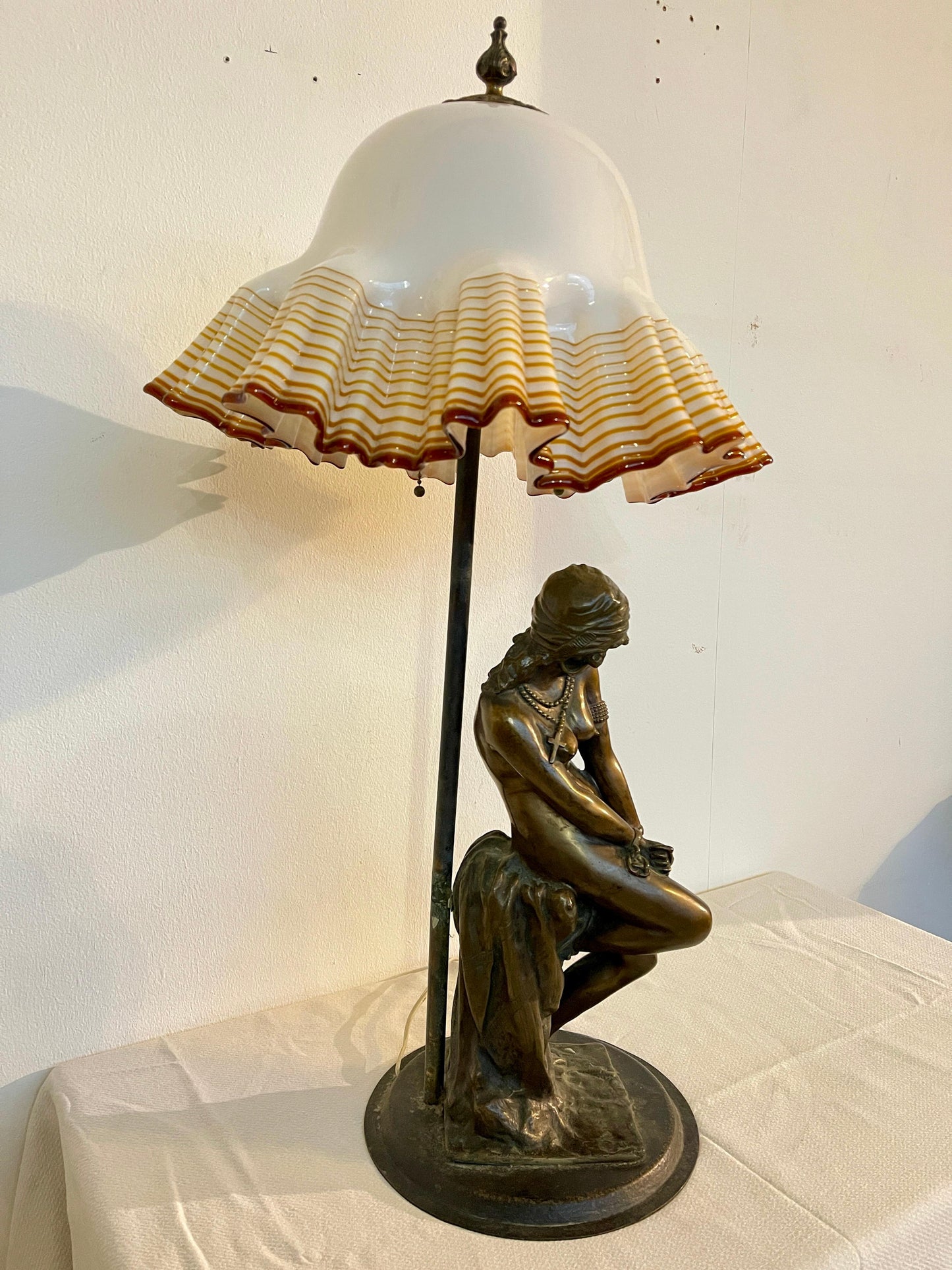 Lampada figurale in bronzo e vetro di murano Art Nouveau XX secolo