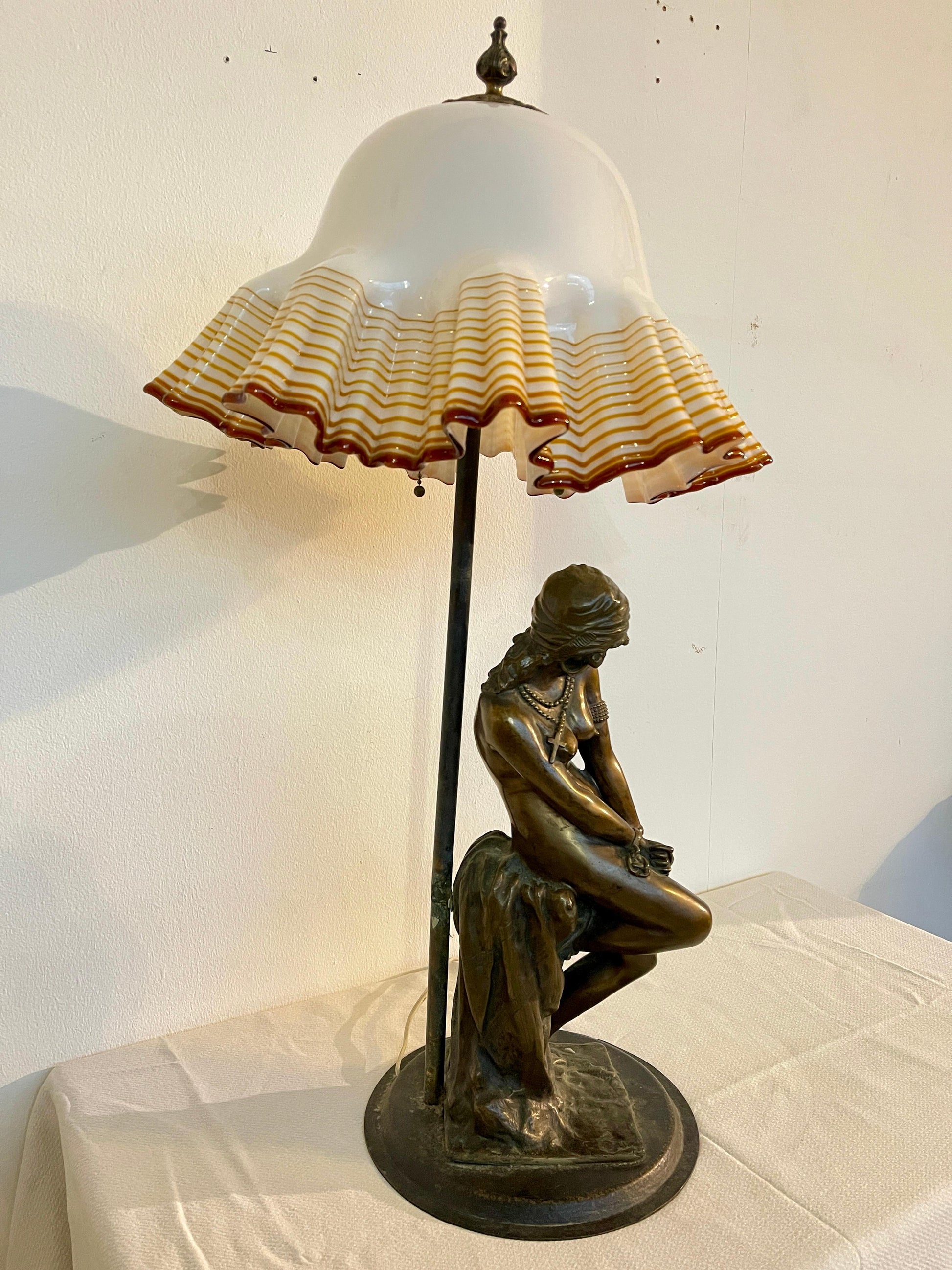 Lampada figurale in bronzo e vetro di murano Art Nouveau XX secolo