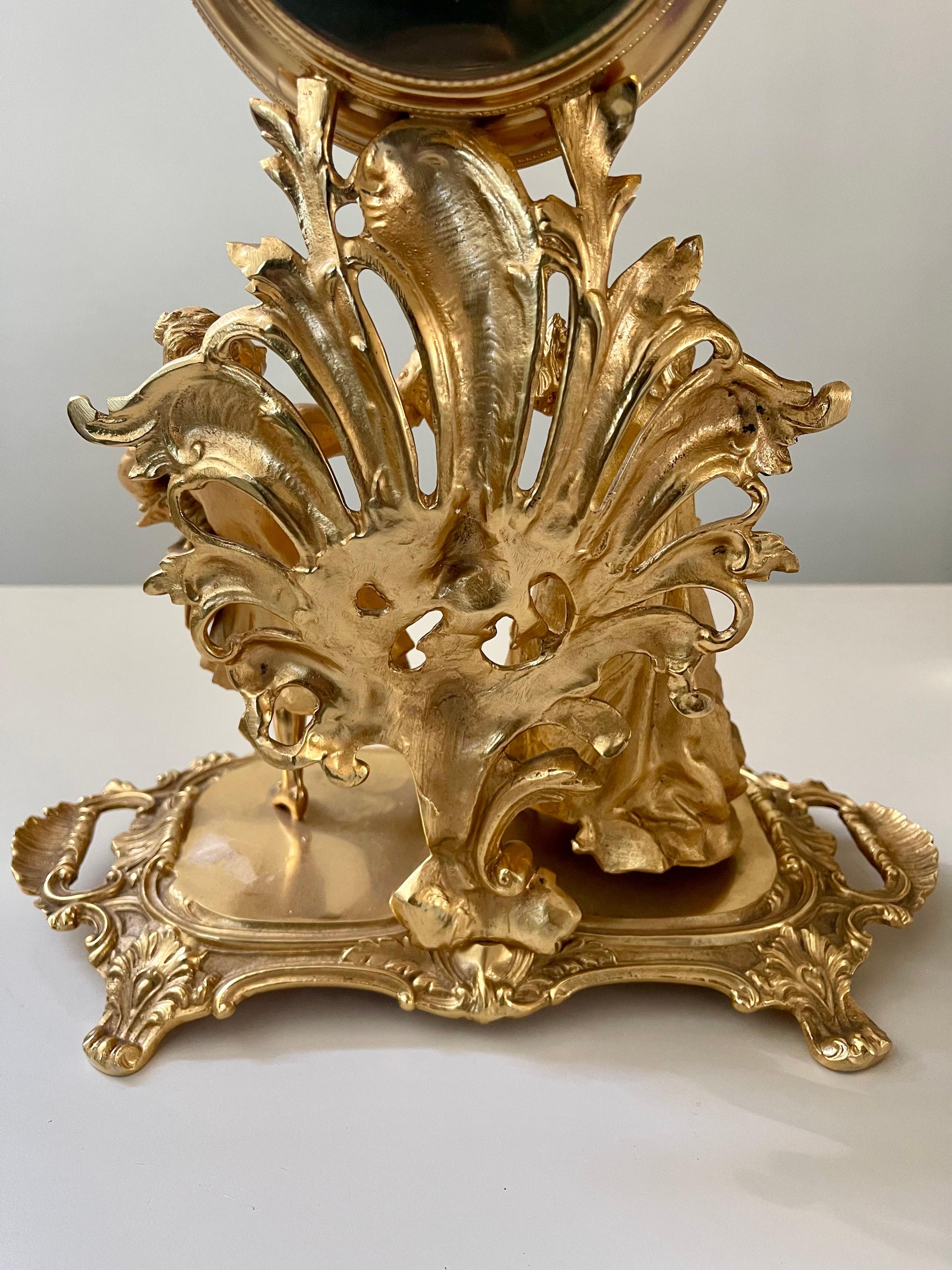 Orologio da tavolo in bronzo dorato stile francese, XX secolo