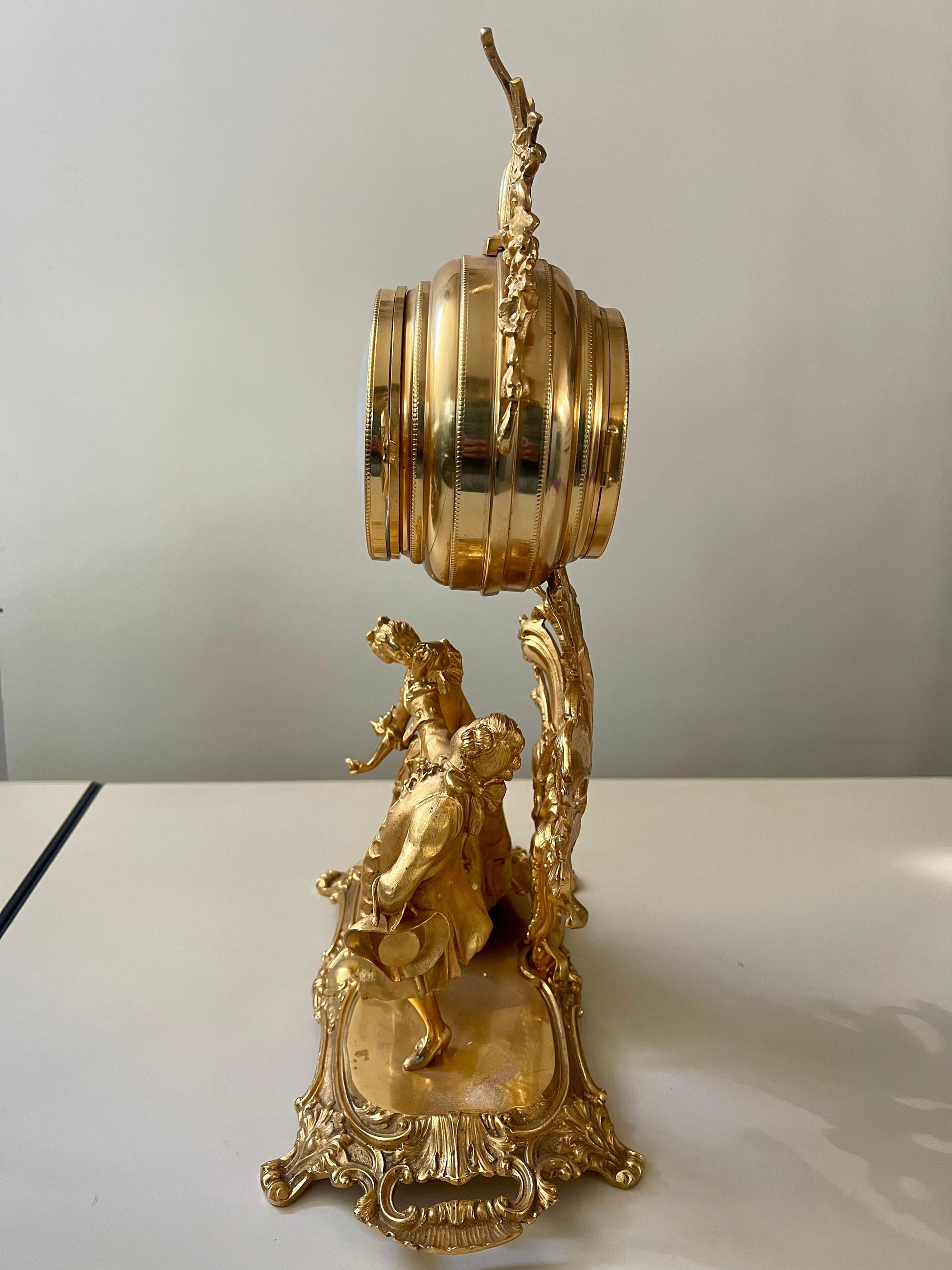 Orologio da tavolo in bronzo dorato stile francese, XX secolo