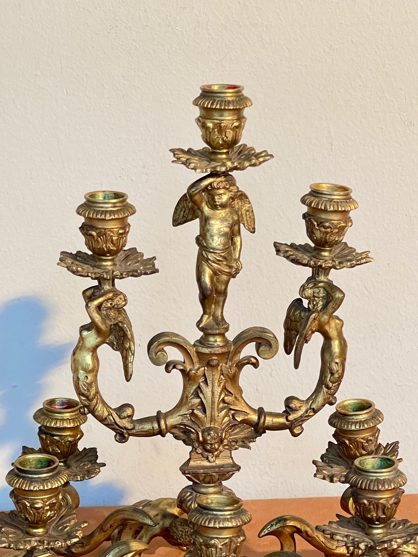 Candelabro Antico in Bronzo Dorato con Putti – Opera Scultorea a 9 Fiamme
