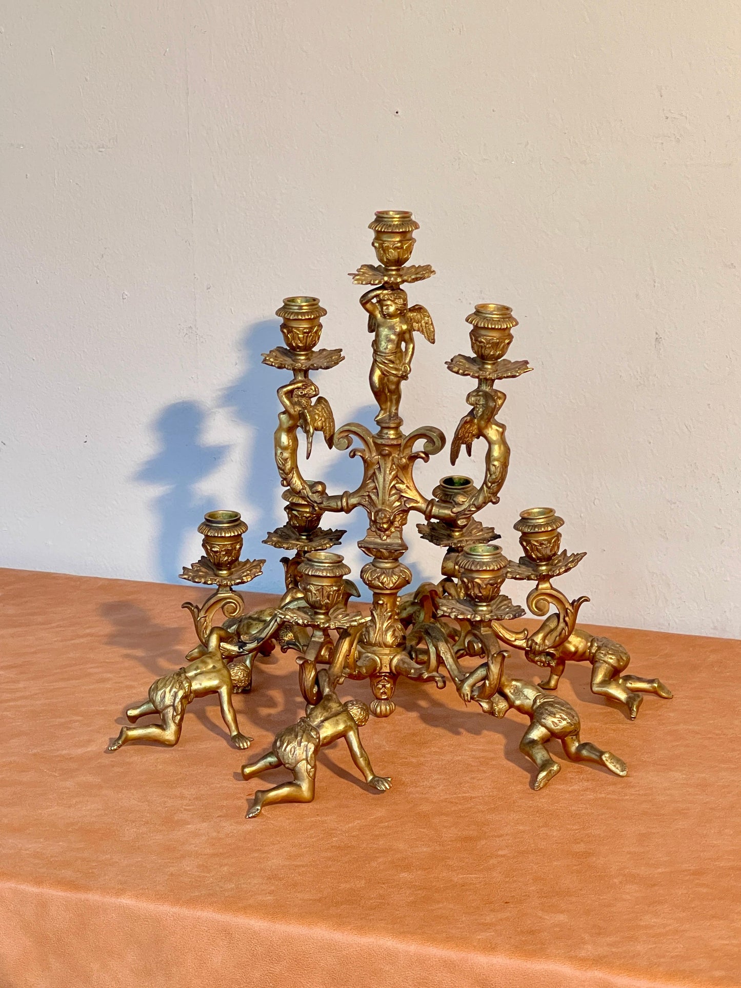 Candelabro Antico in Bronzo Dorato con Putti – Opera Scultorea a 9 Fiamme