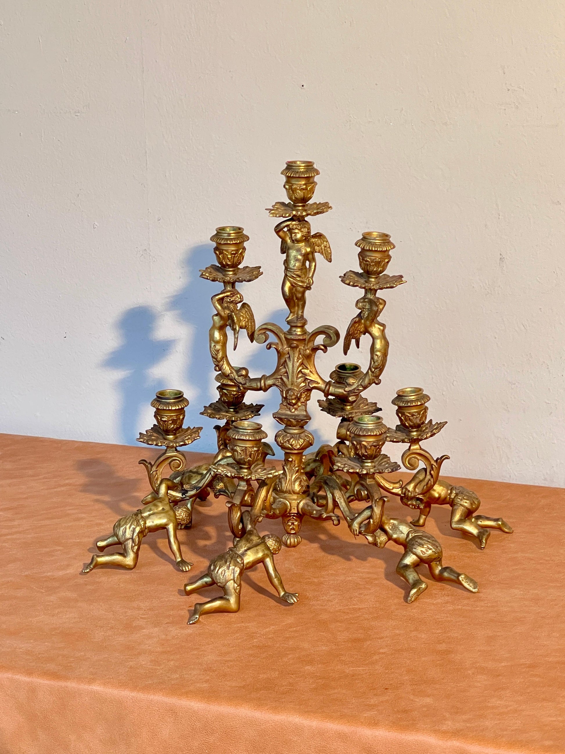 Candelabro Antico in Bronzo Dorato con Putti – Opera Scultorea a 9 Fiamme