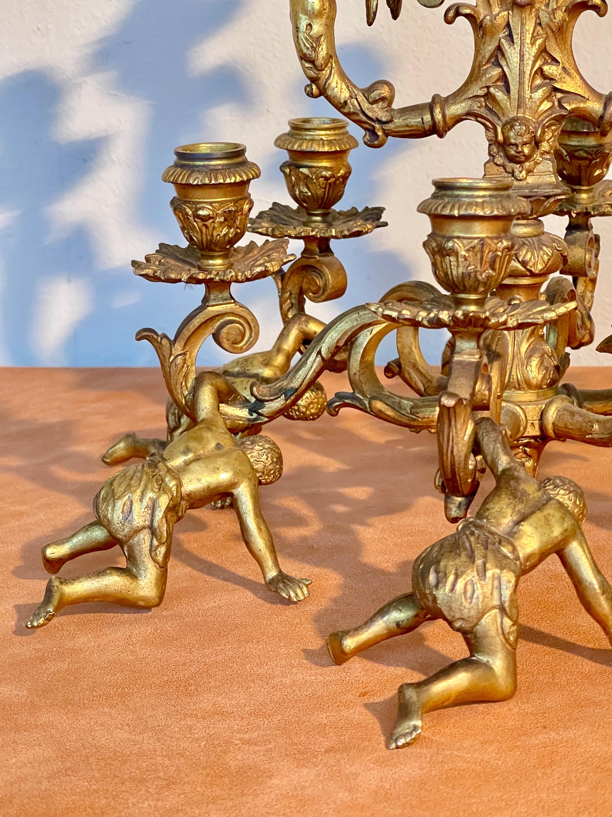 Candelabro Antico in Bronzo Dorato con Putti – Opera Scultorea a 9 Fiamme