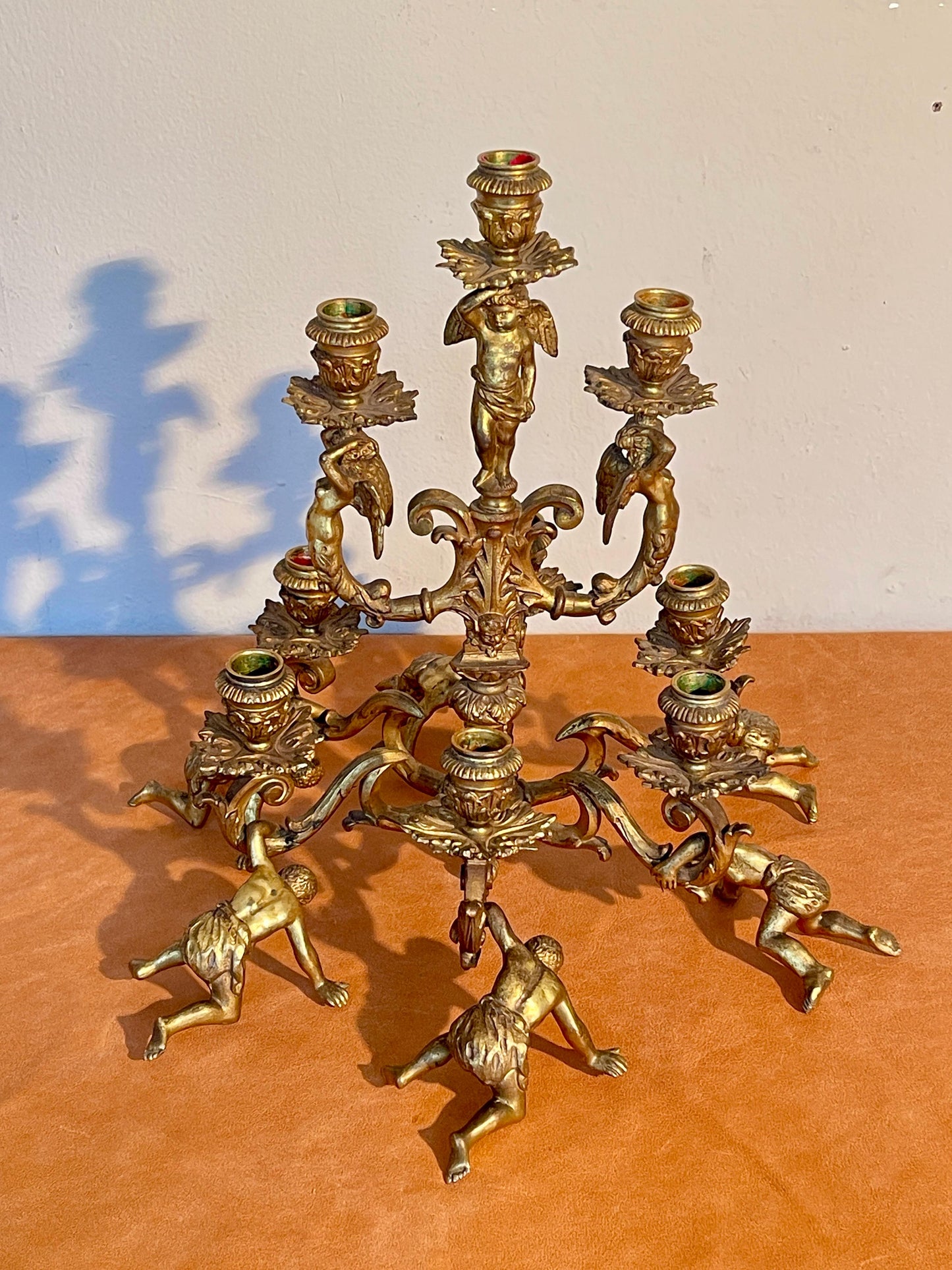 Candelabro Antico in Bronzo Dorato con Putti – Opera Scultorea a 9 Fiamme