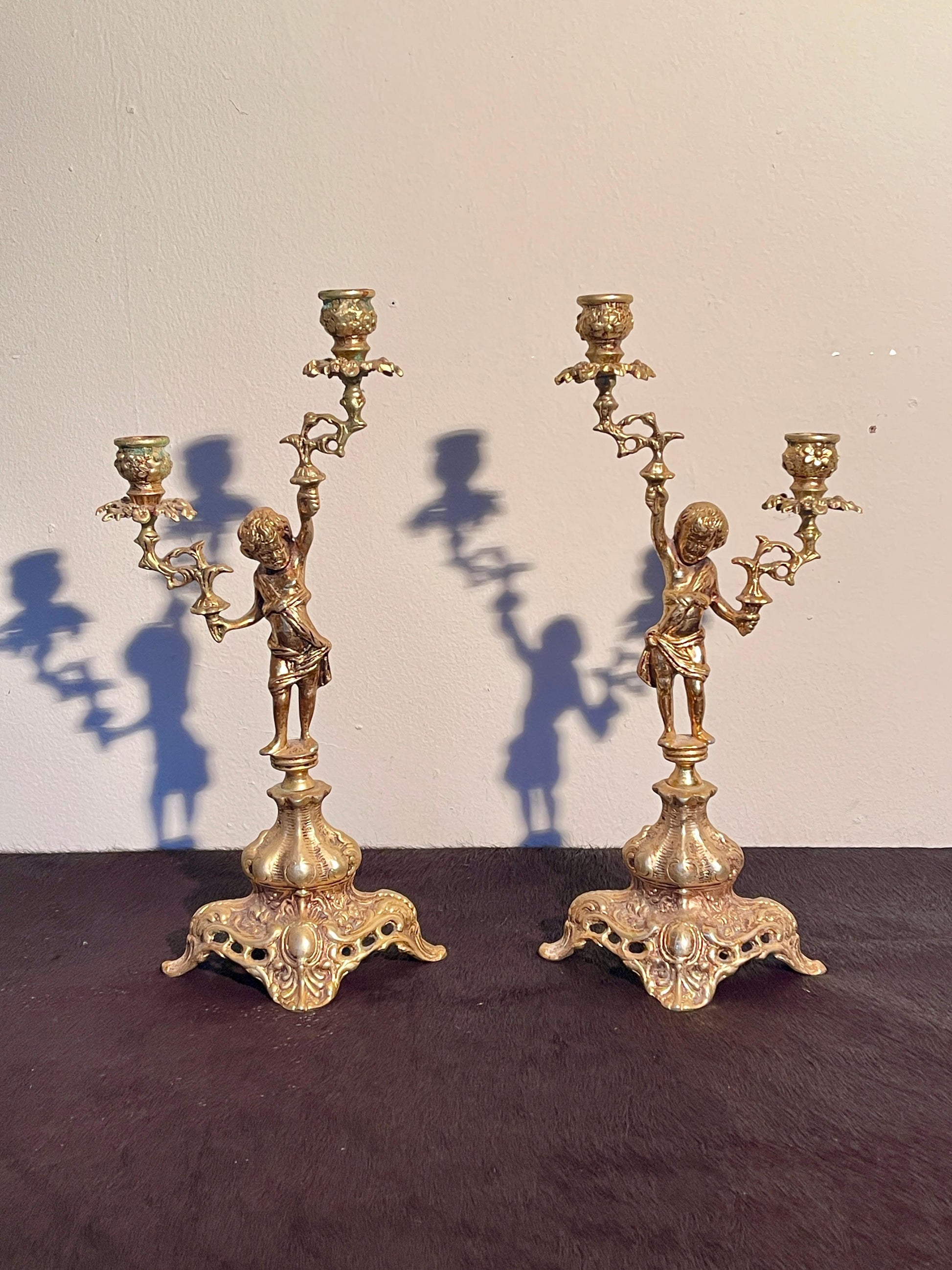 Splendore d’Antan – Coppia di Candelabri in Bronzo Cesellato