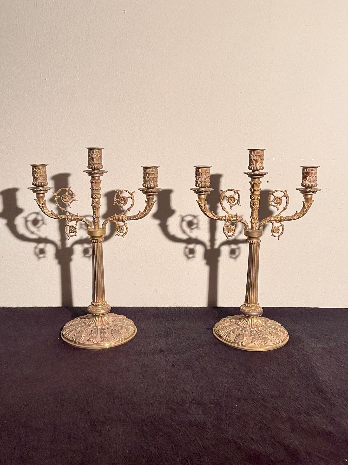 Elegante Coppia di Candelabri in Bronzo Dorato - Stile Classico