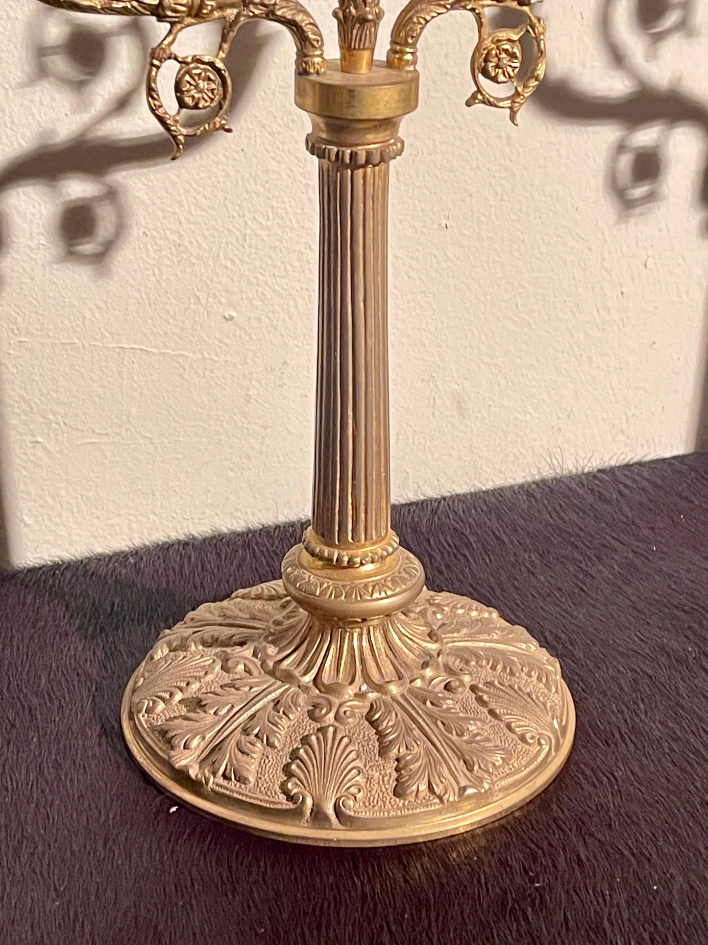 Elegante Coppia di Candelabri in Bronzo Dorato - Stile Classico