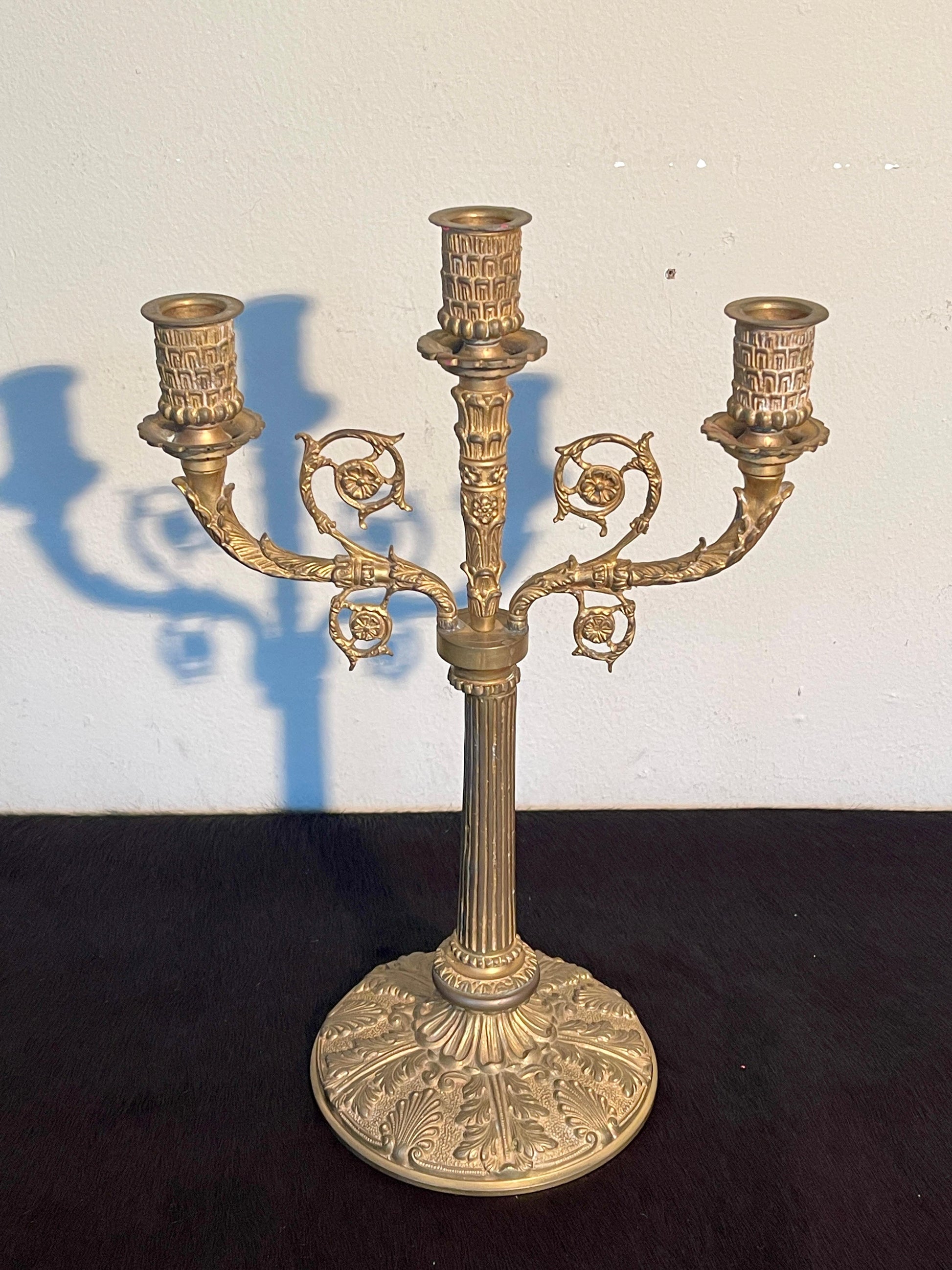 Elegante Coppia di Candelabri in Bronzo Dorato - Stile Classico