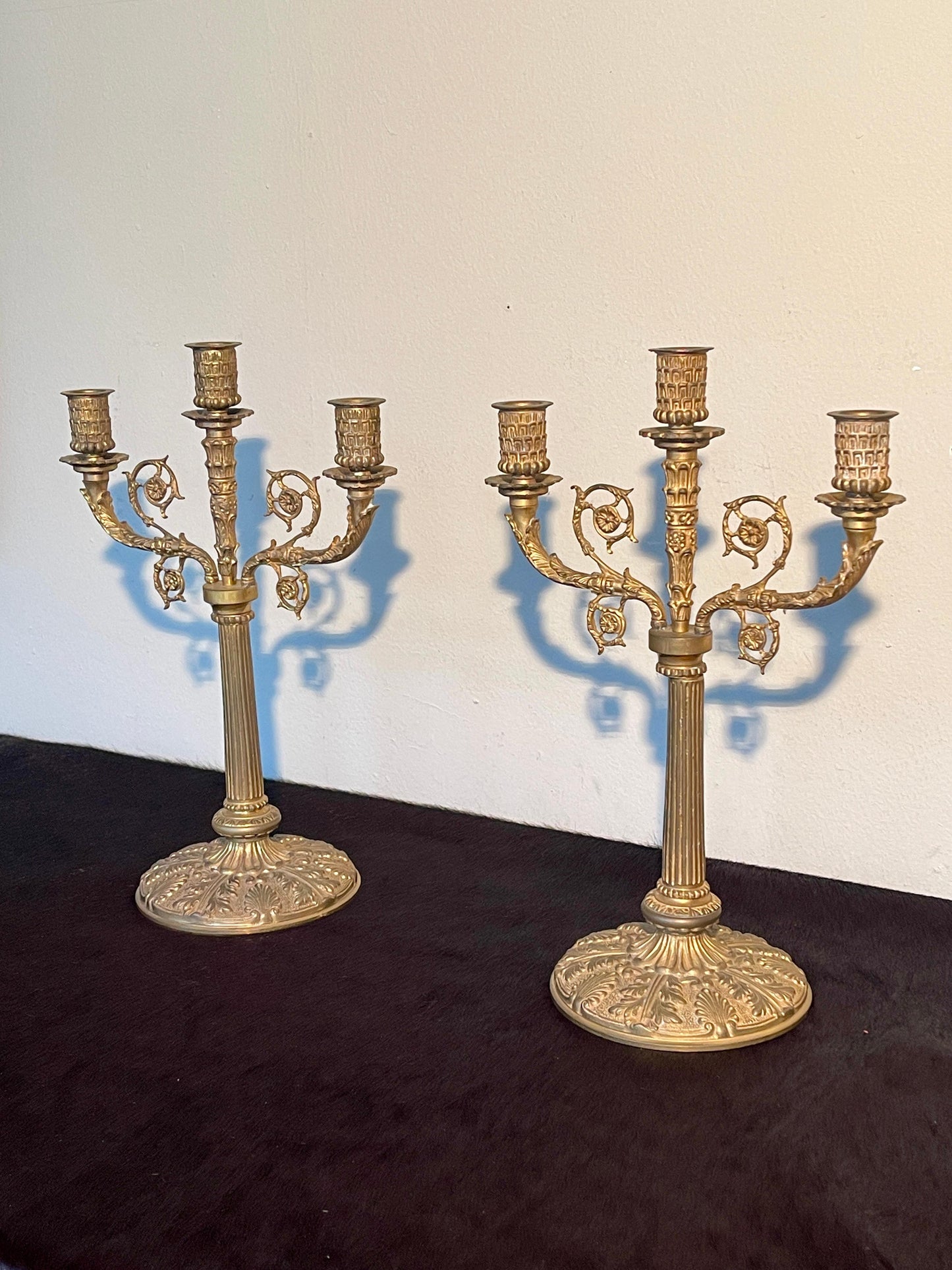 Elegante Coppia di Candelabri in Bronzo Dorato - Stile Classico