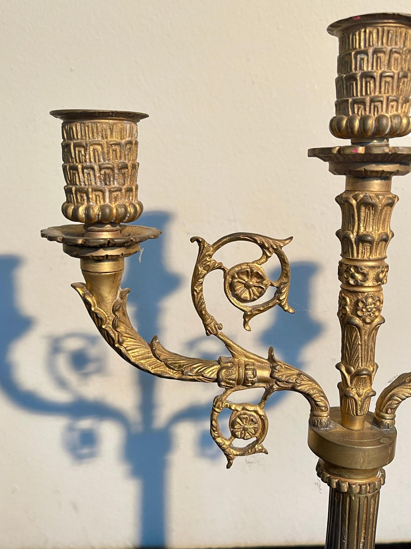 Elegante Coppia di Candelabri in Bronzo Dorato - Stile Classico