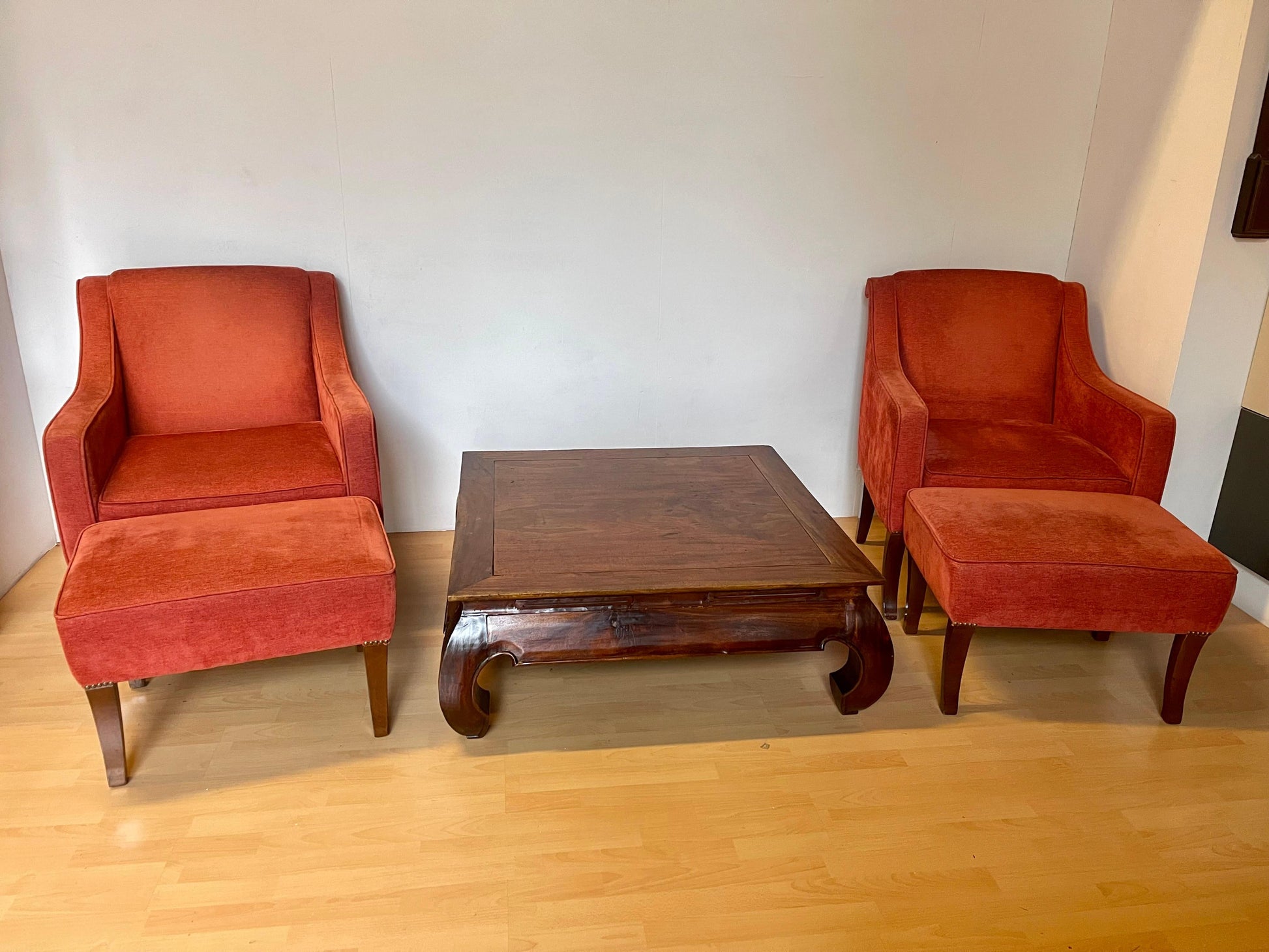 Set due poltrono velluto rosso e tavolo basso in legno italian anni '98