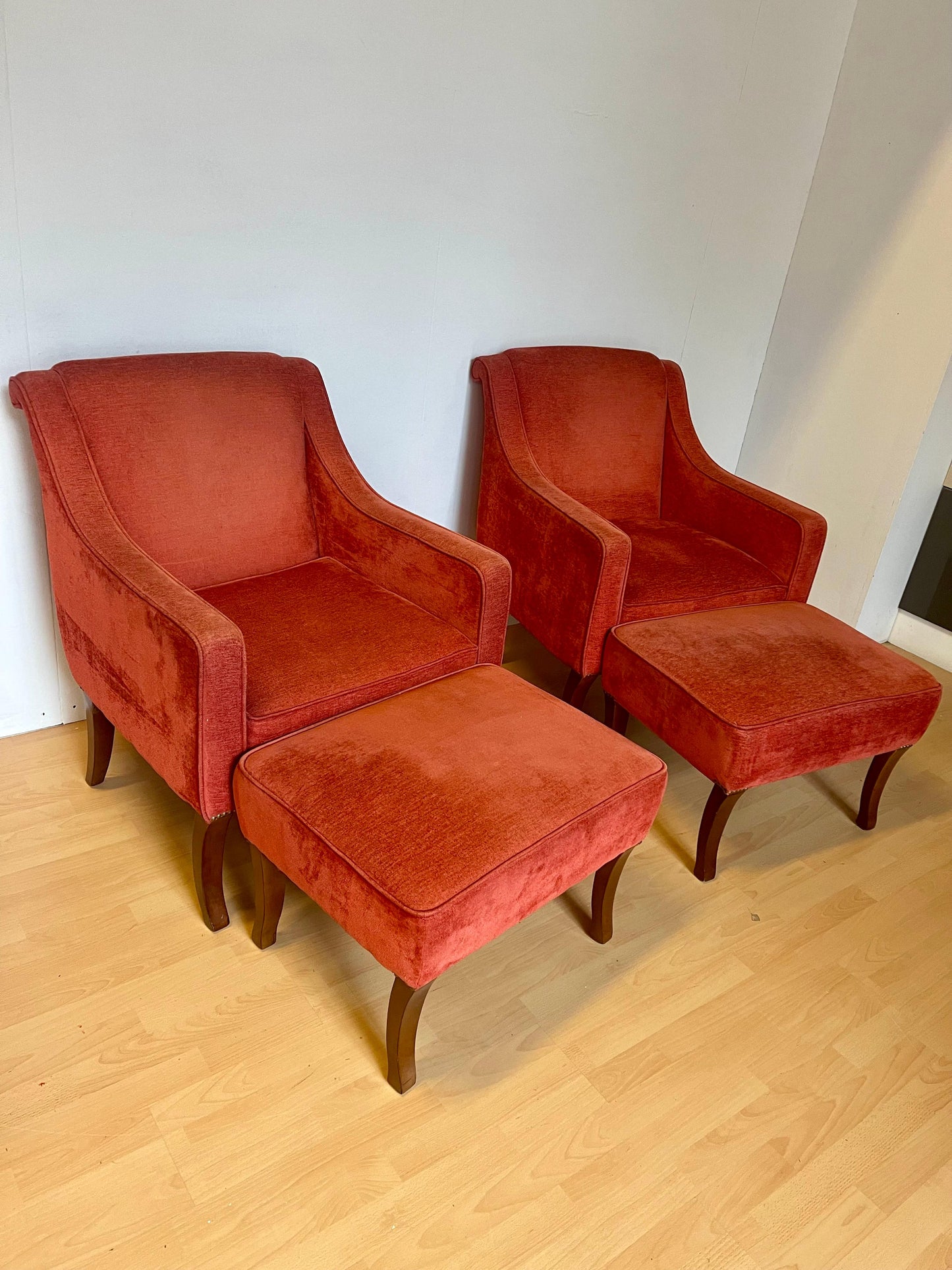 Set due poltrono velluto rosso e tavolo basso in legno italian anni '98