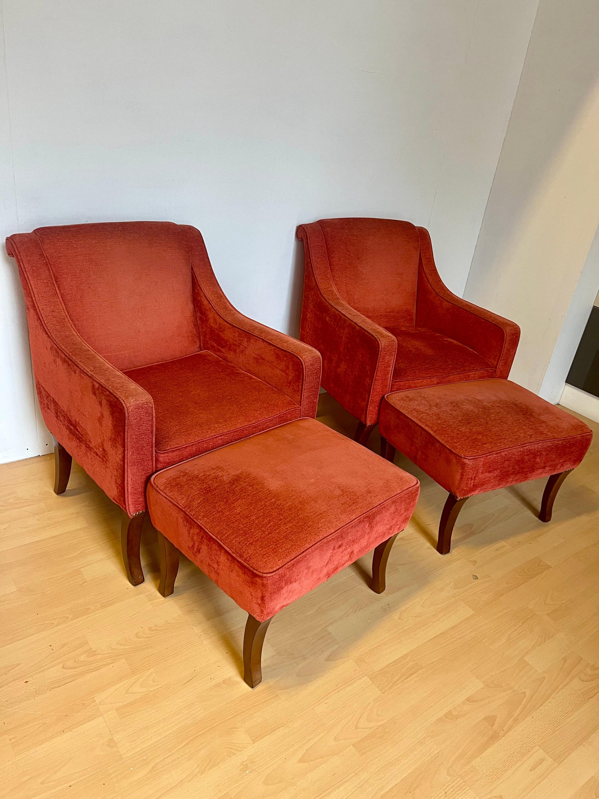 Set due poltrono velluto rosso e tavolo basso in legno italian anni '98