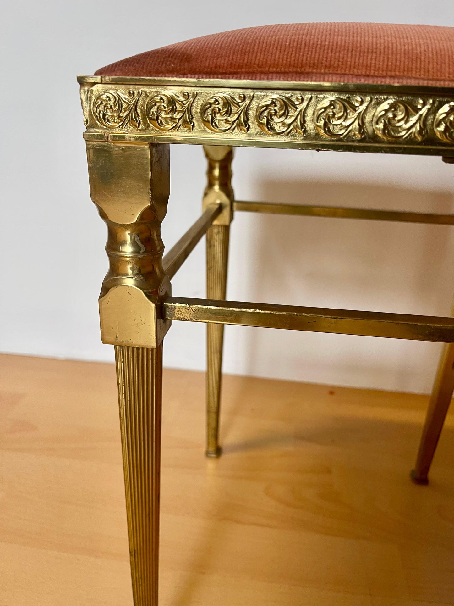 Sgabello italiano in bronzo dorato degli anni '60 in stile lombardo