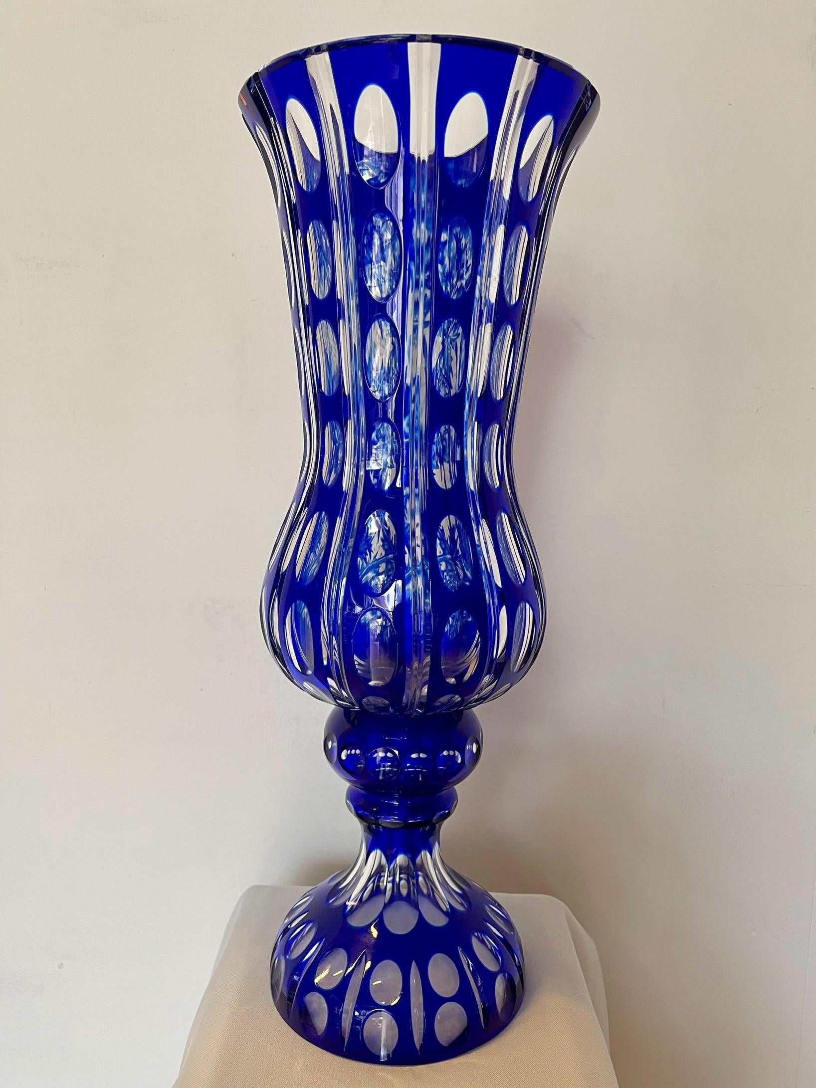 Vaso Artistico in Cristallo Blu Cobalto Inciso a Mano – Opera Unica