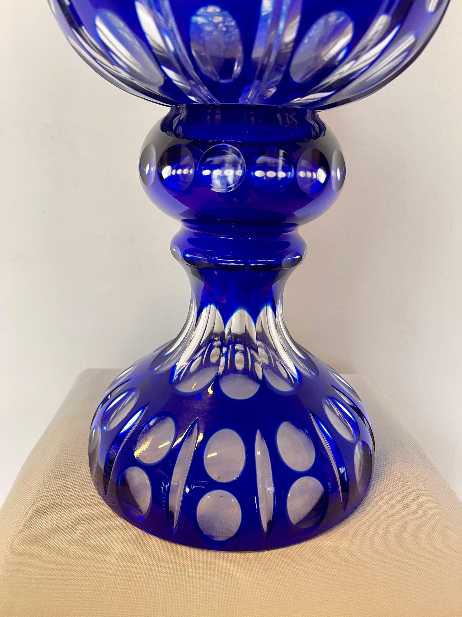 Vaso Artistico in Cristallo Blu Cobalto Inciso a Mano – Opera Unica