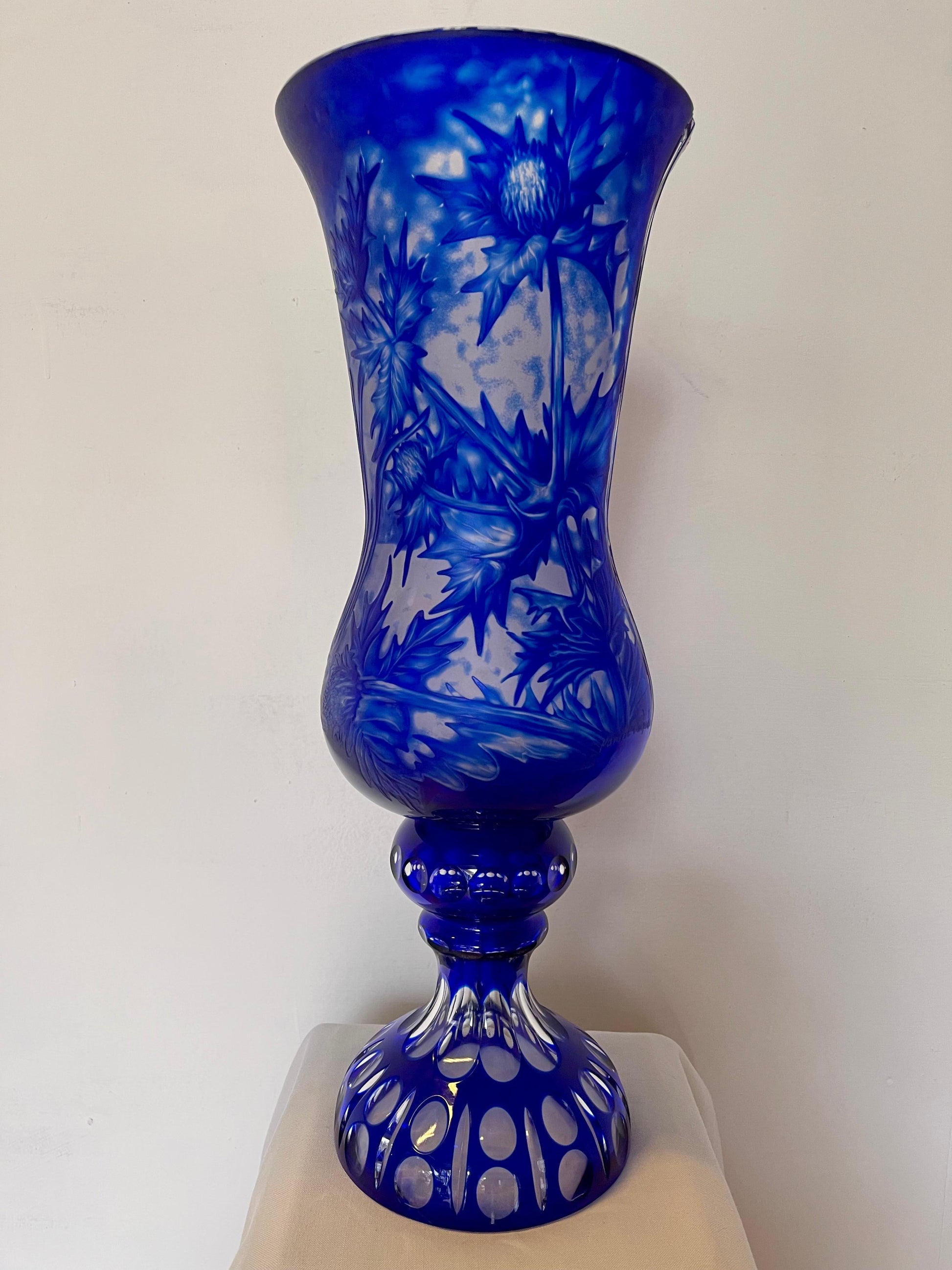 Vaso Artistico in Cristallo Blu Cobalto Inciso a Mano – Opera Unica