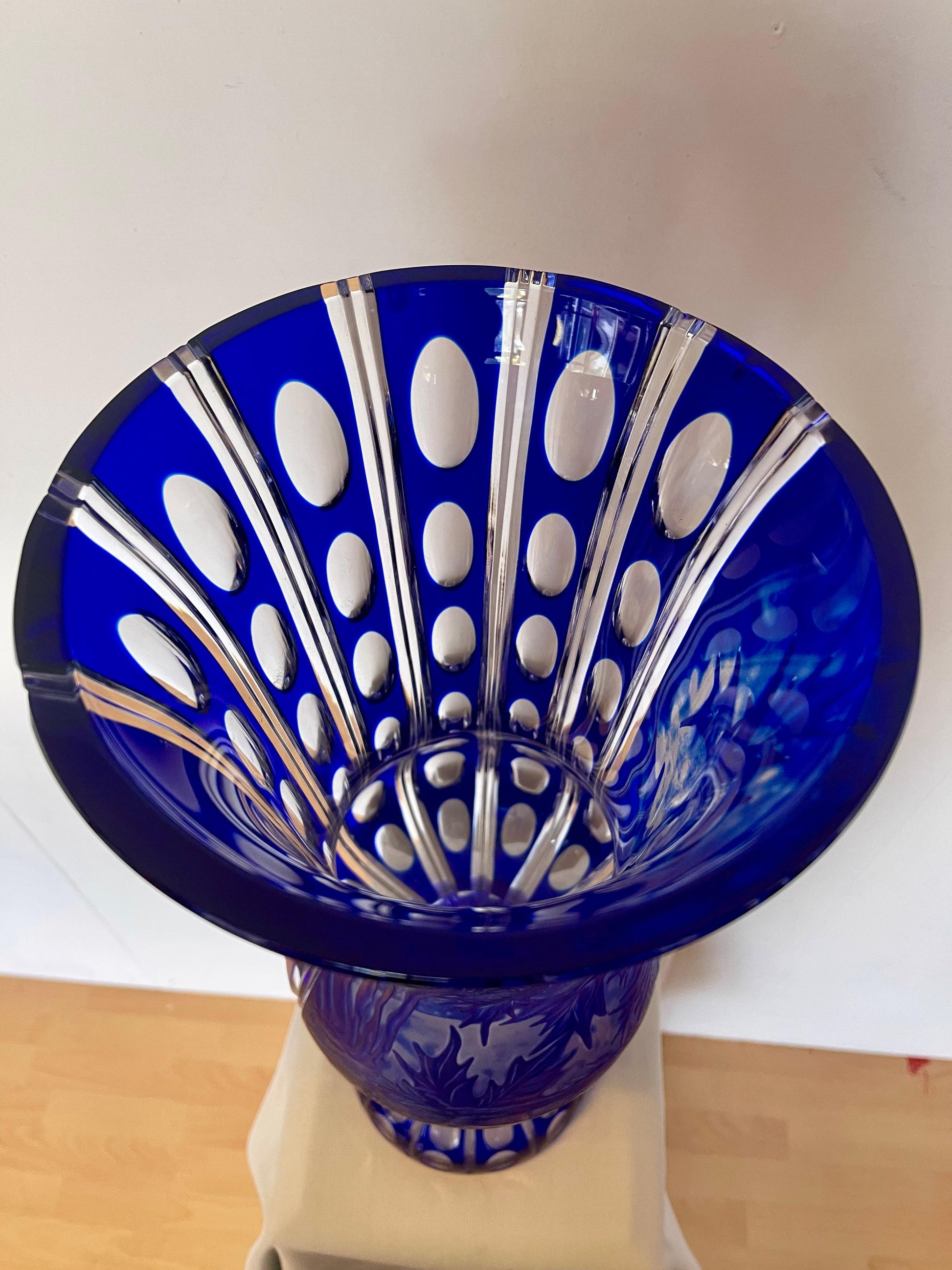 Vaso Artistico in Cristallo Blu Cobalto Inciso a Mano – Opera Unica