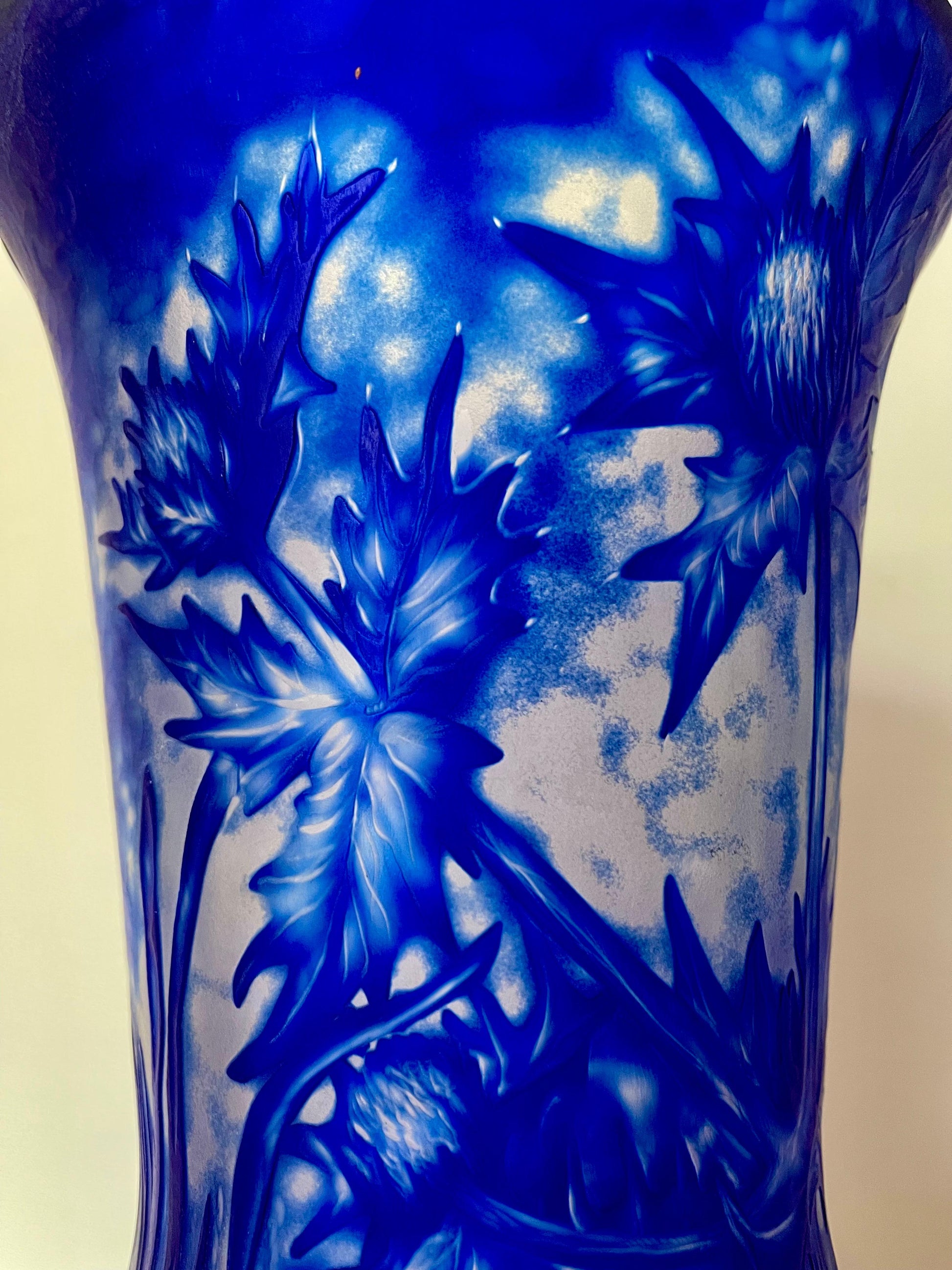 Vaso Artistico in Cristallo Blu Cobalto Inciso a Mano – Opera Unica