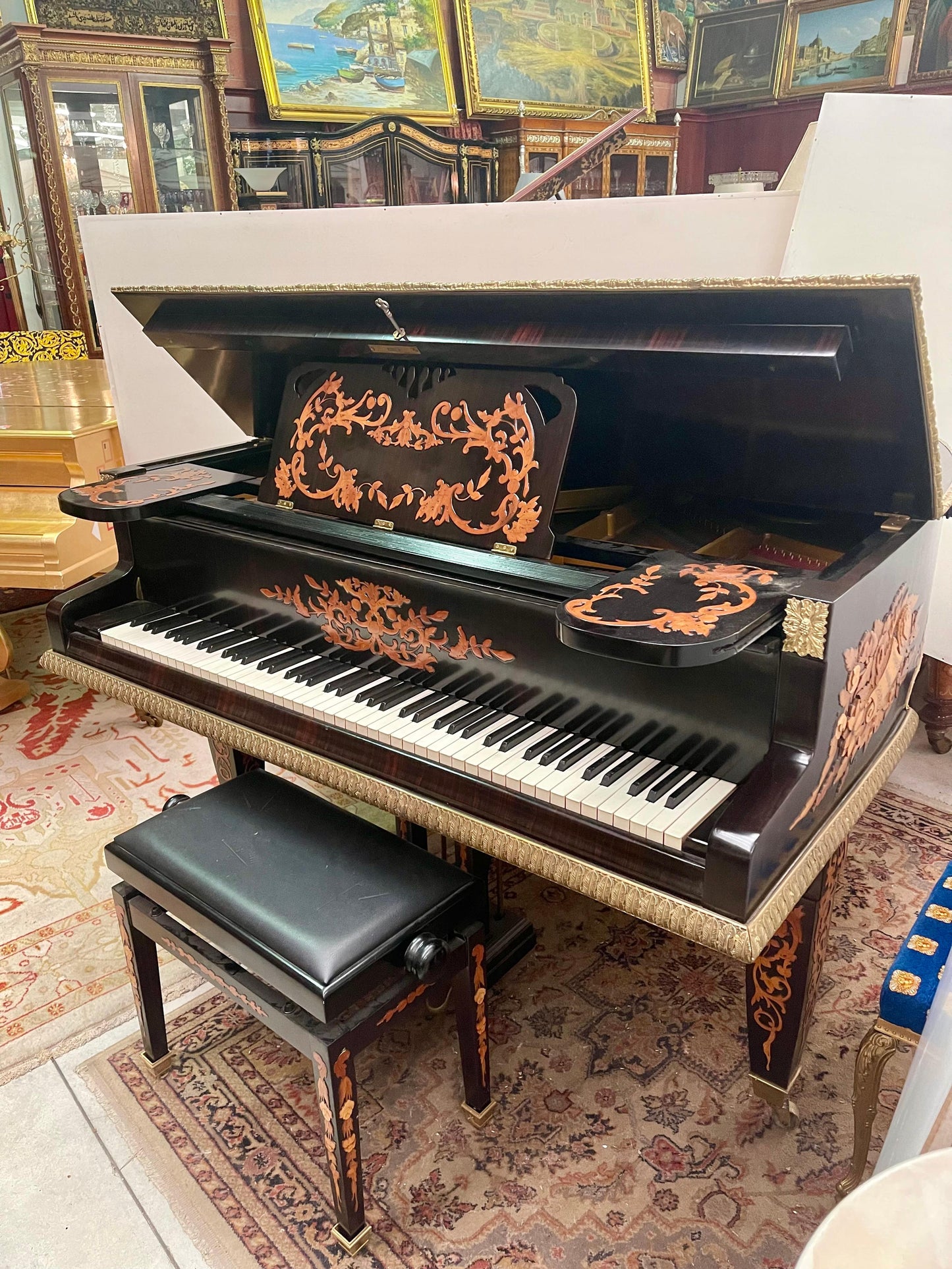 Pianoforte tedesco con preziosi legni di frutta e intagli 1930