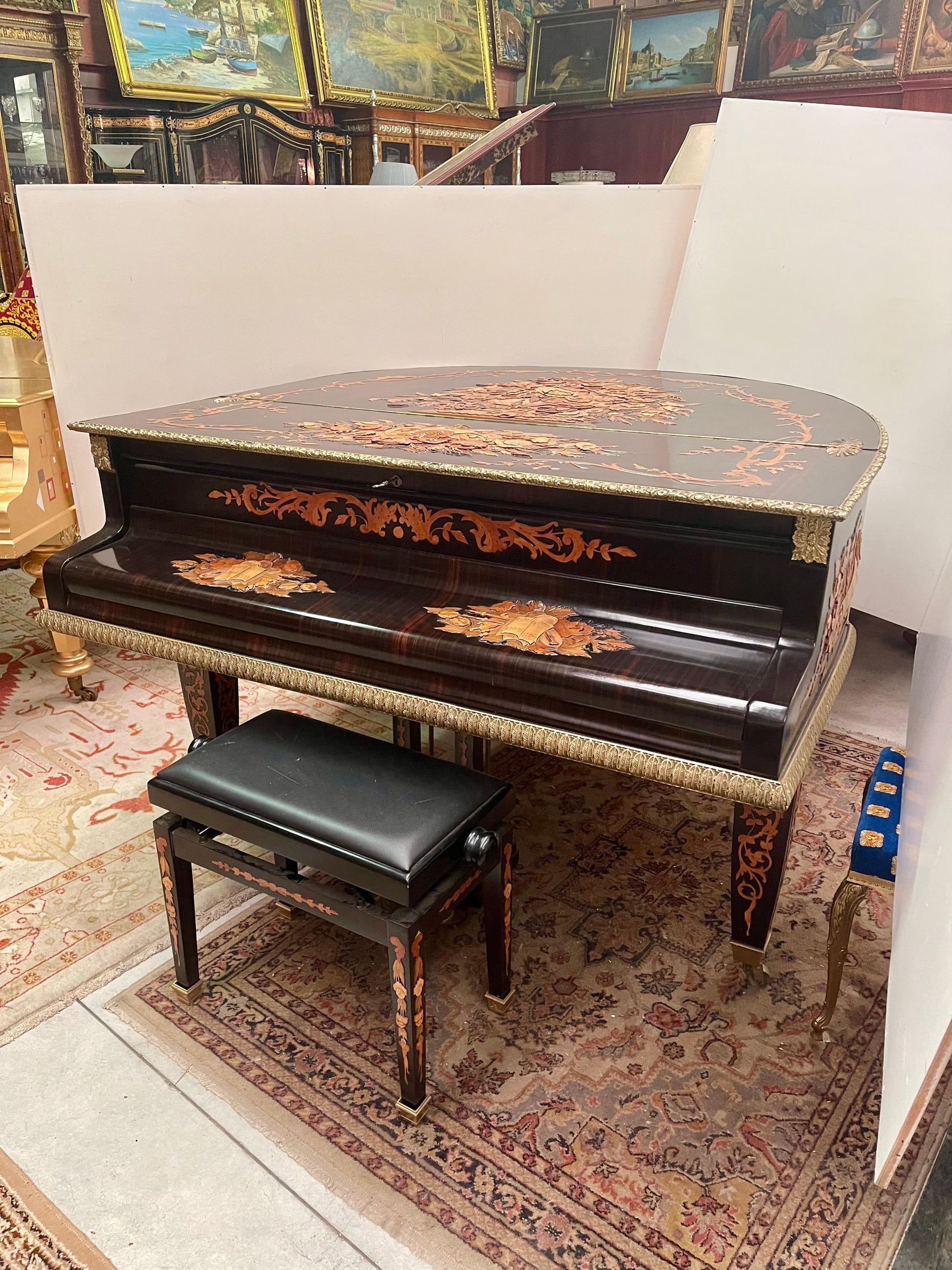 Pianoforte tedesco con preziosi legni di frutta e intagli 1930