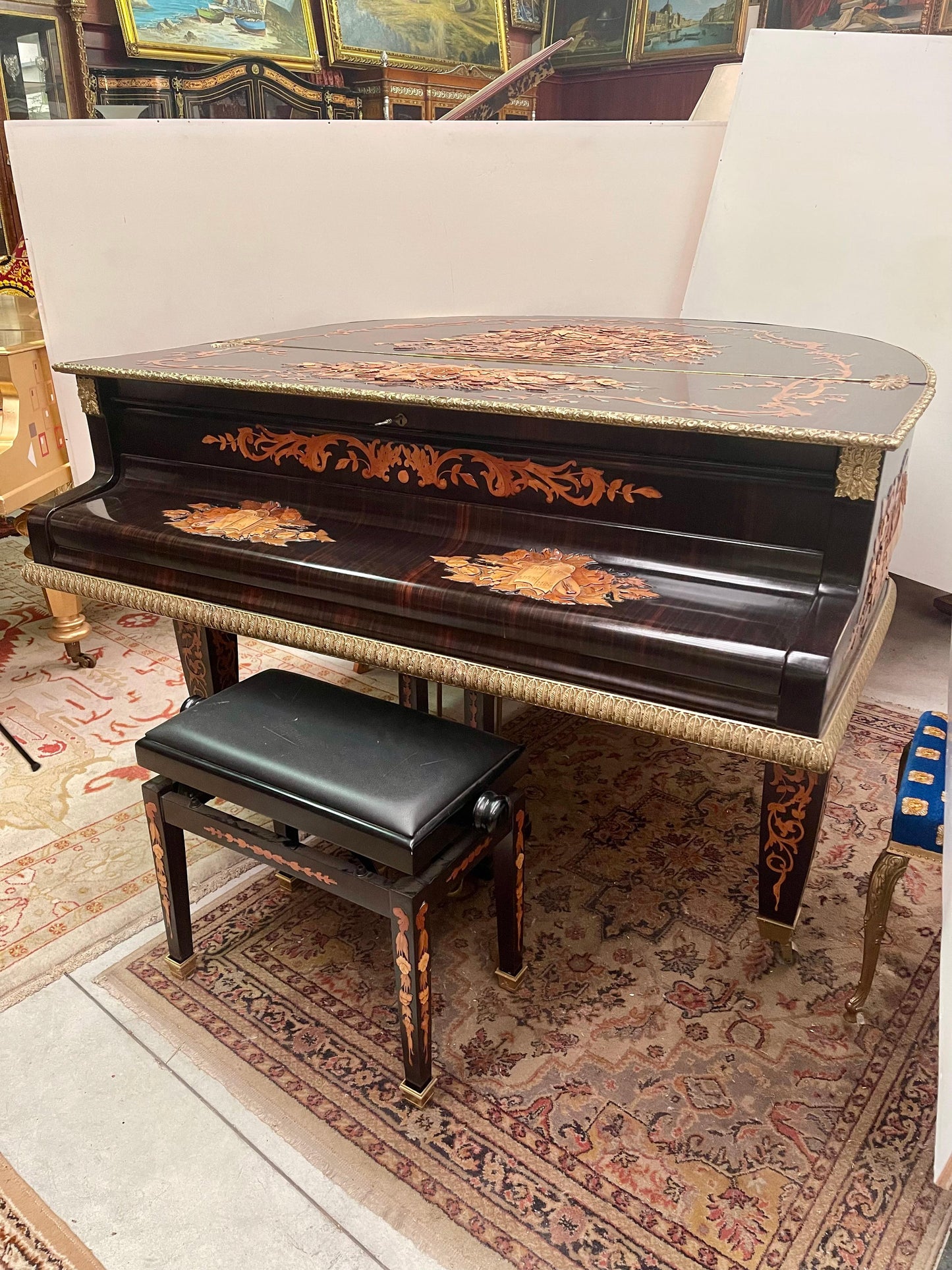 Pianoforte tedesco con preziosi legni di frutta e intagli 1930