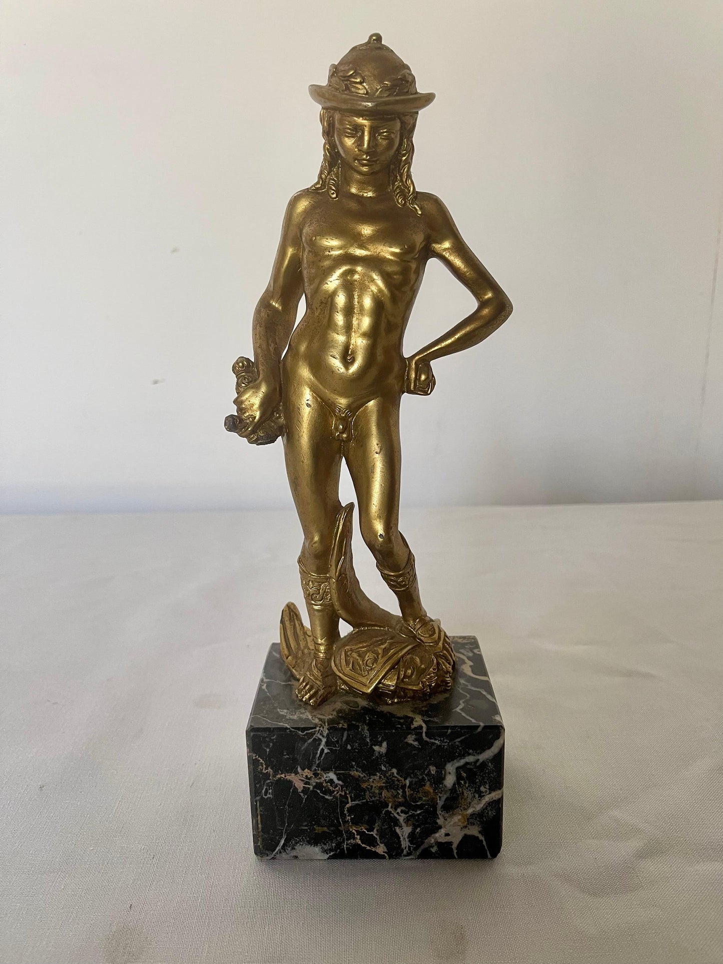 Statuetta in bronzo dorato "David di Donatello" su base in marmo nero