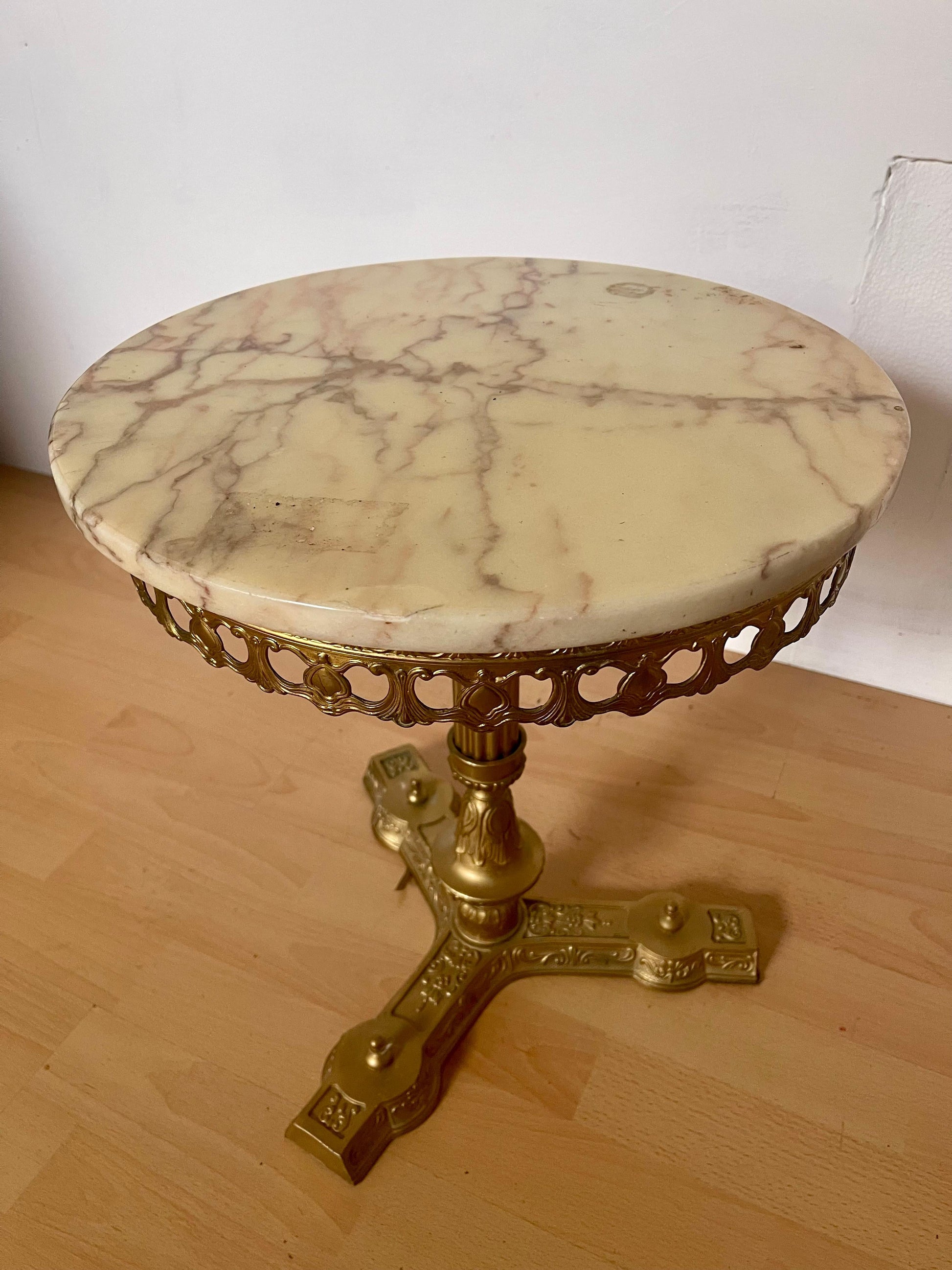 Tavolino italiano in ottone e metallo con piano in marmo anni '60