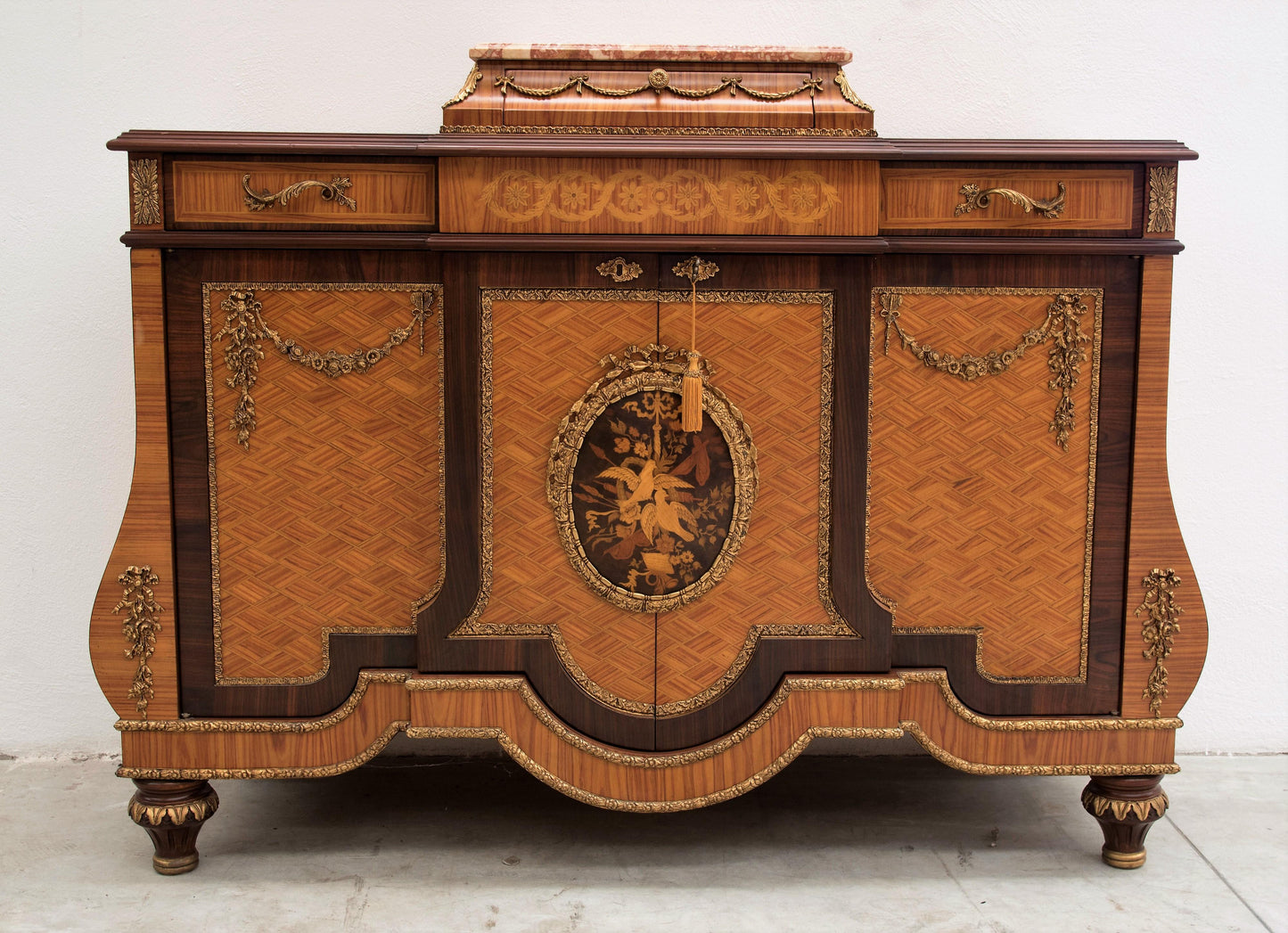 Commode parigino intarsi in legno pregiati con piano in marmo XX secolo