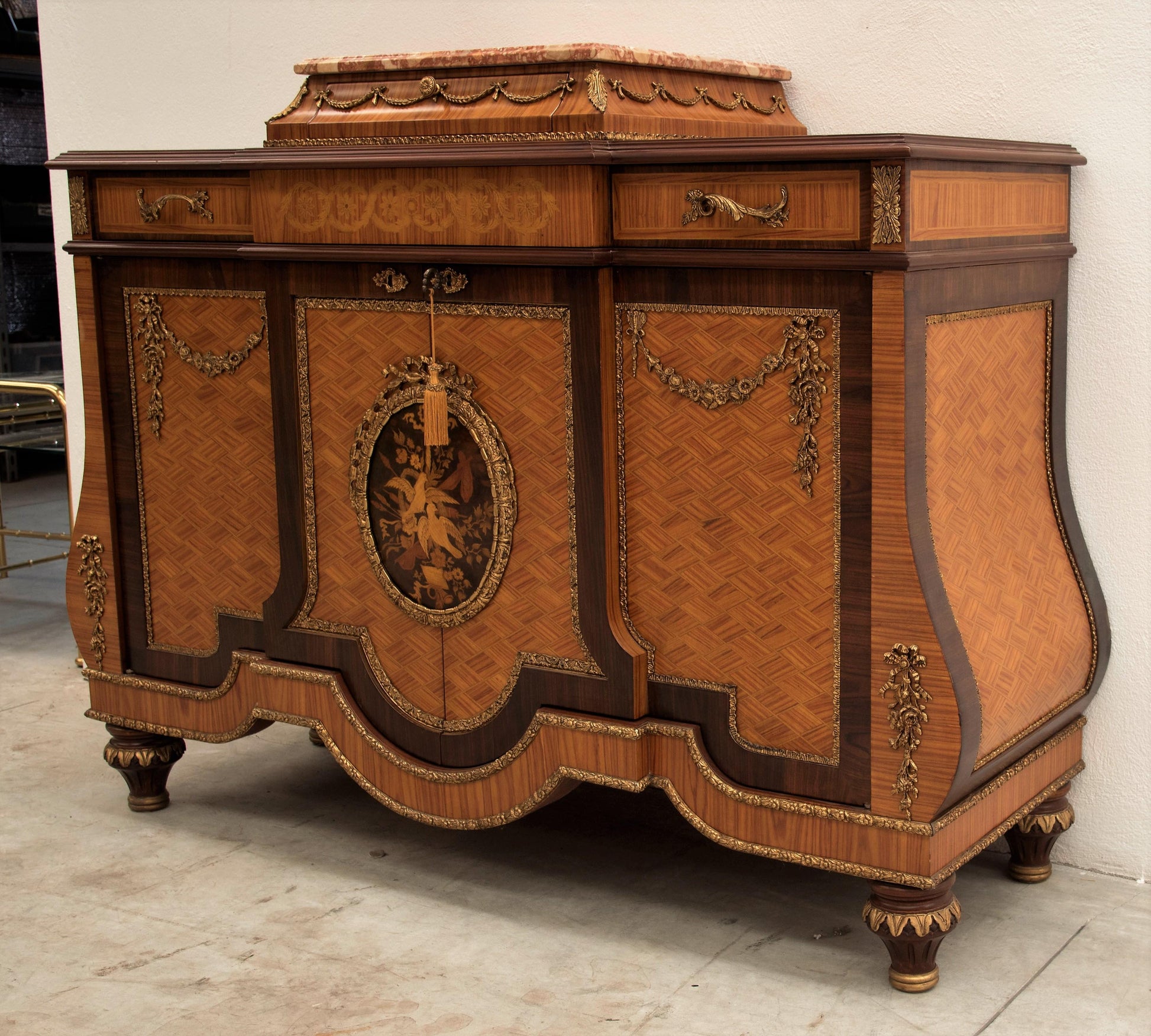 Commode parigino intarsi in legno pregiati con piano in marmo XX secolo