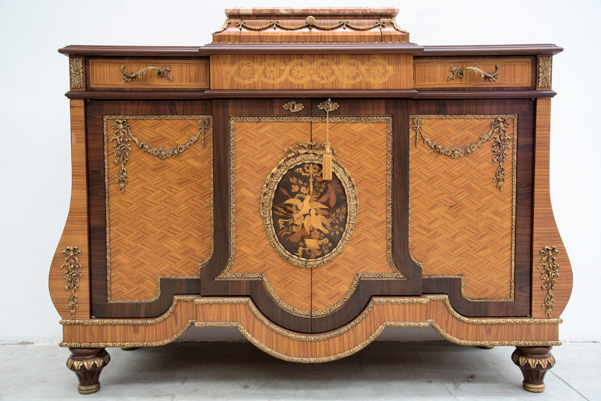 Commode parigino intarsi in legno pregiati con piano in marmo XX secolo