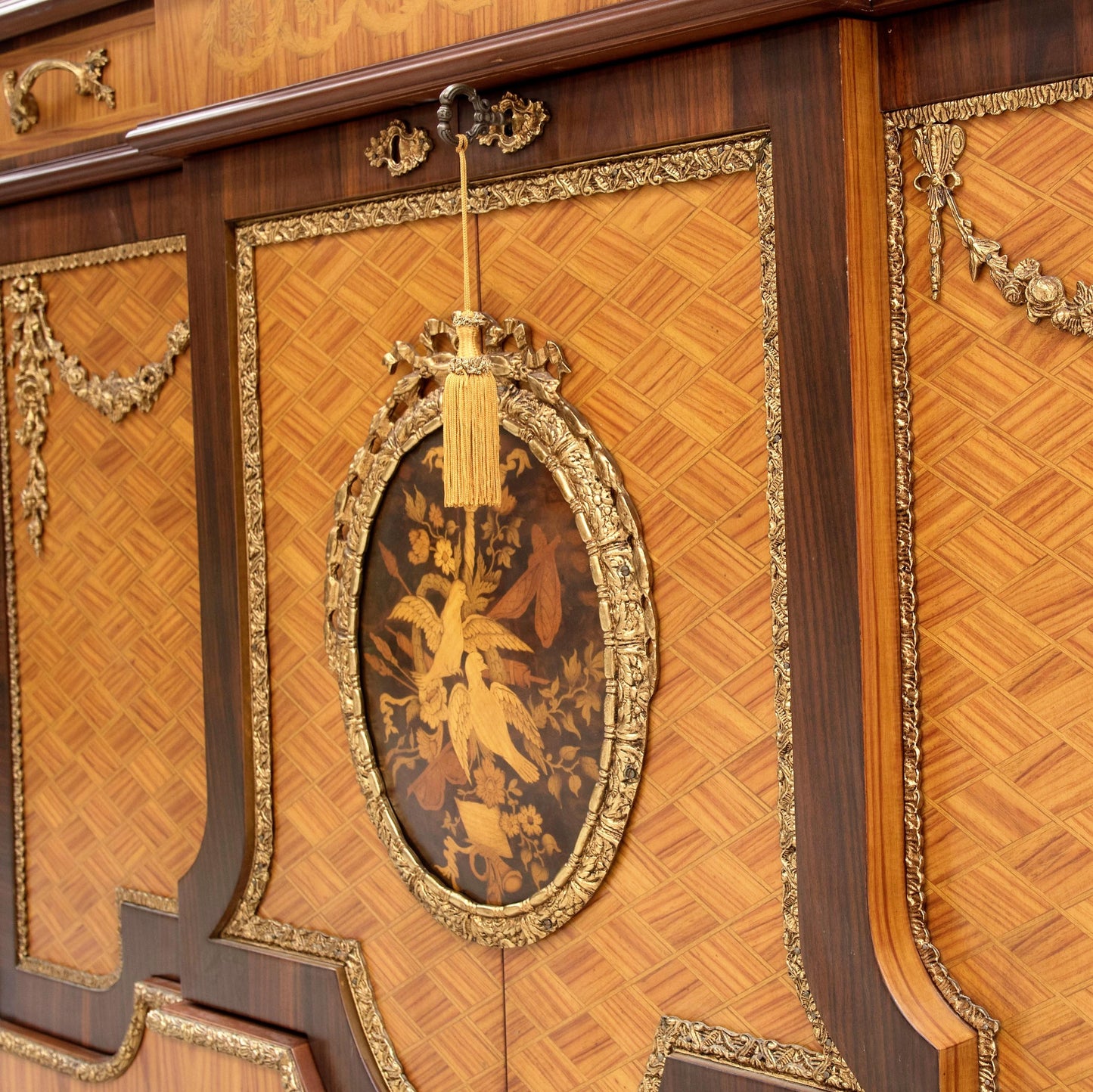 Commode parigino intarsi in legno pregiati con piano in marmo XX secolo