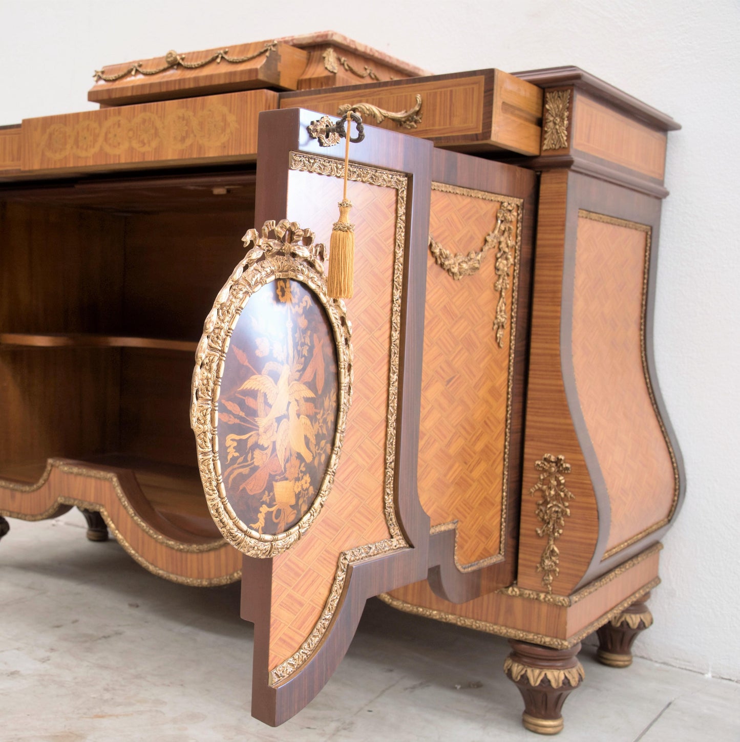 Commode parigino intarsi in legno pregiati con piano in marmo XX secolo