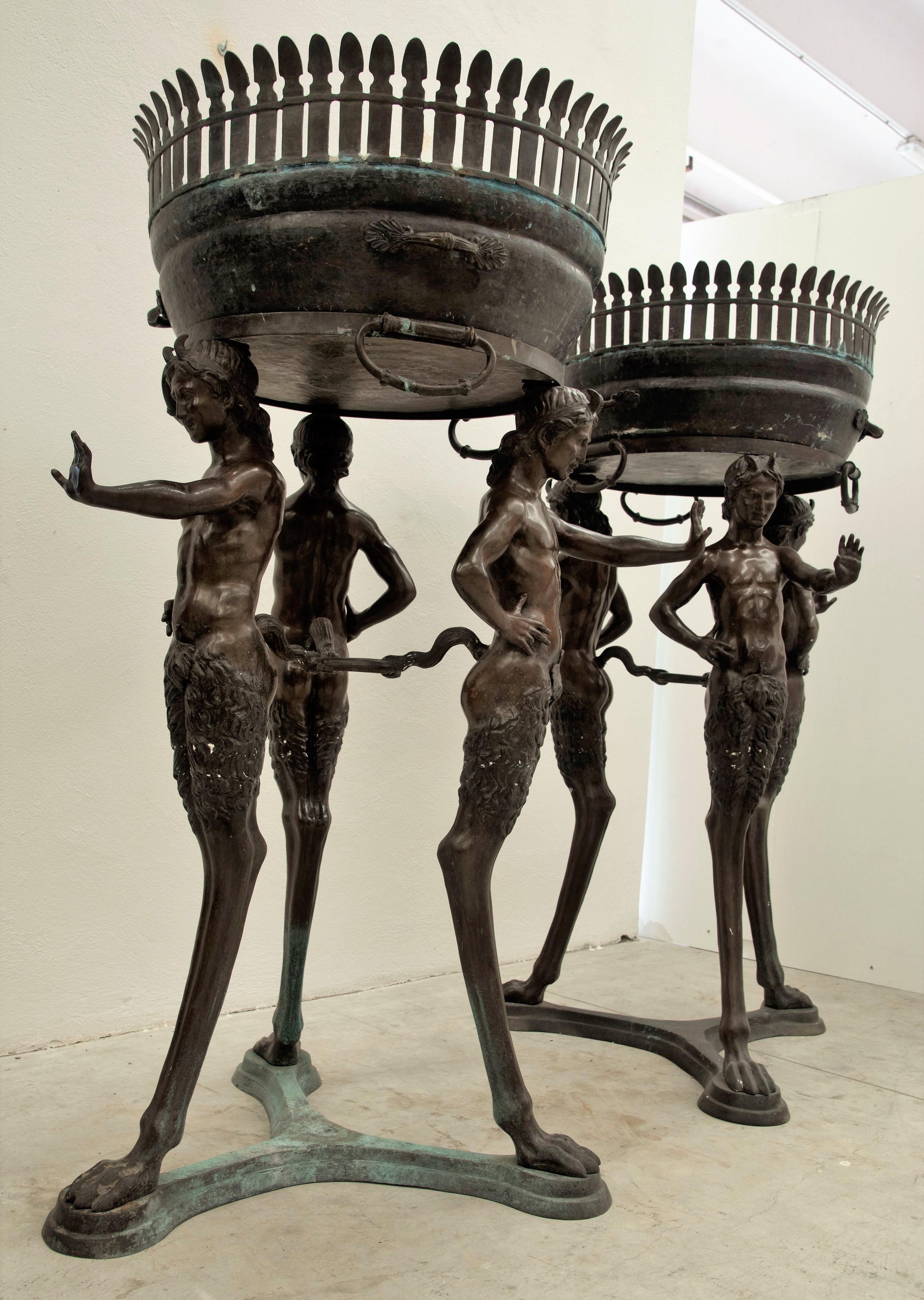 Grande coppia romana di fioriere in bronzo - Fauni tripode XIX