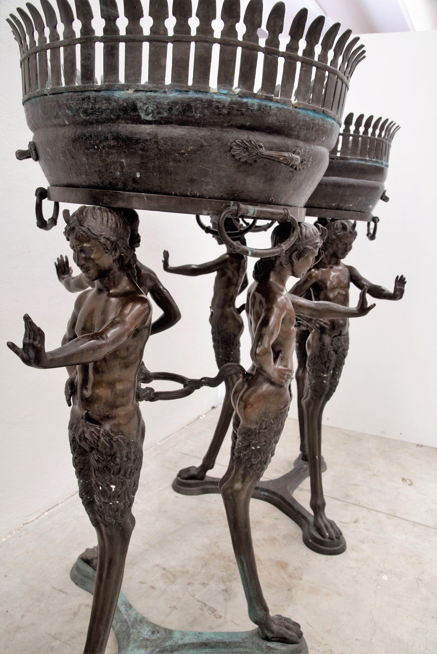 Grande coppia romana di fioriere in bronzo - Fauni tripode XIX