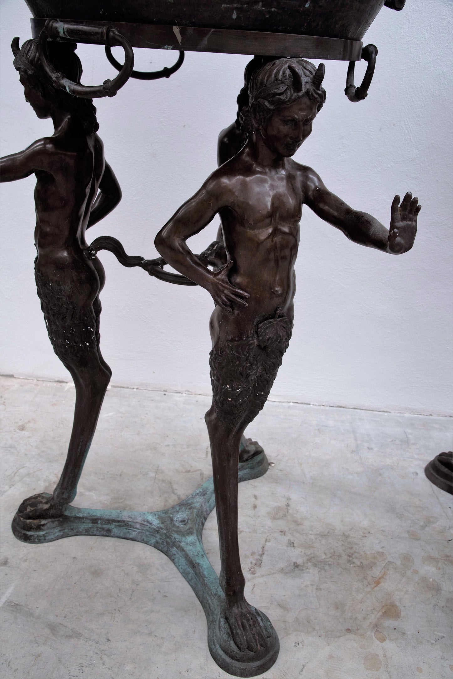 Grande coppia romana di fioriere in bronzo - Fauni tripode XIX