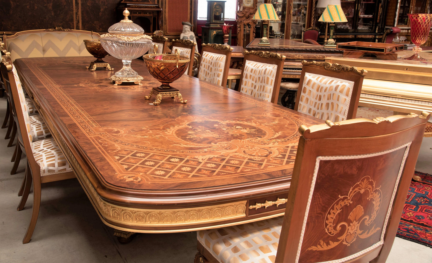 Maestuozo tavolo da pranzo francese in legno intarsiato più 10 sedie versailles