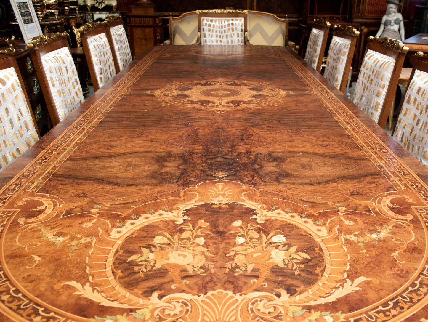 Maestuozo tavolo da pranzo francese in legno intarsiato più 10 sedie versailles