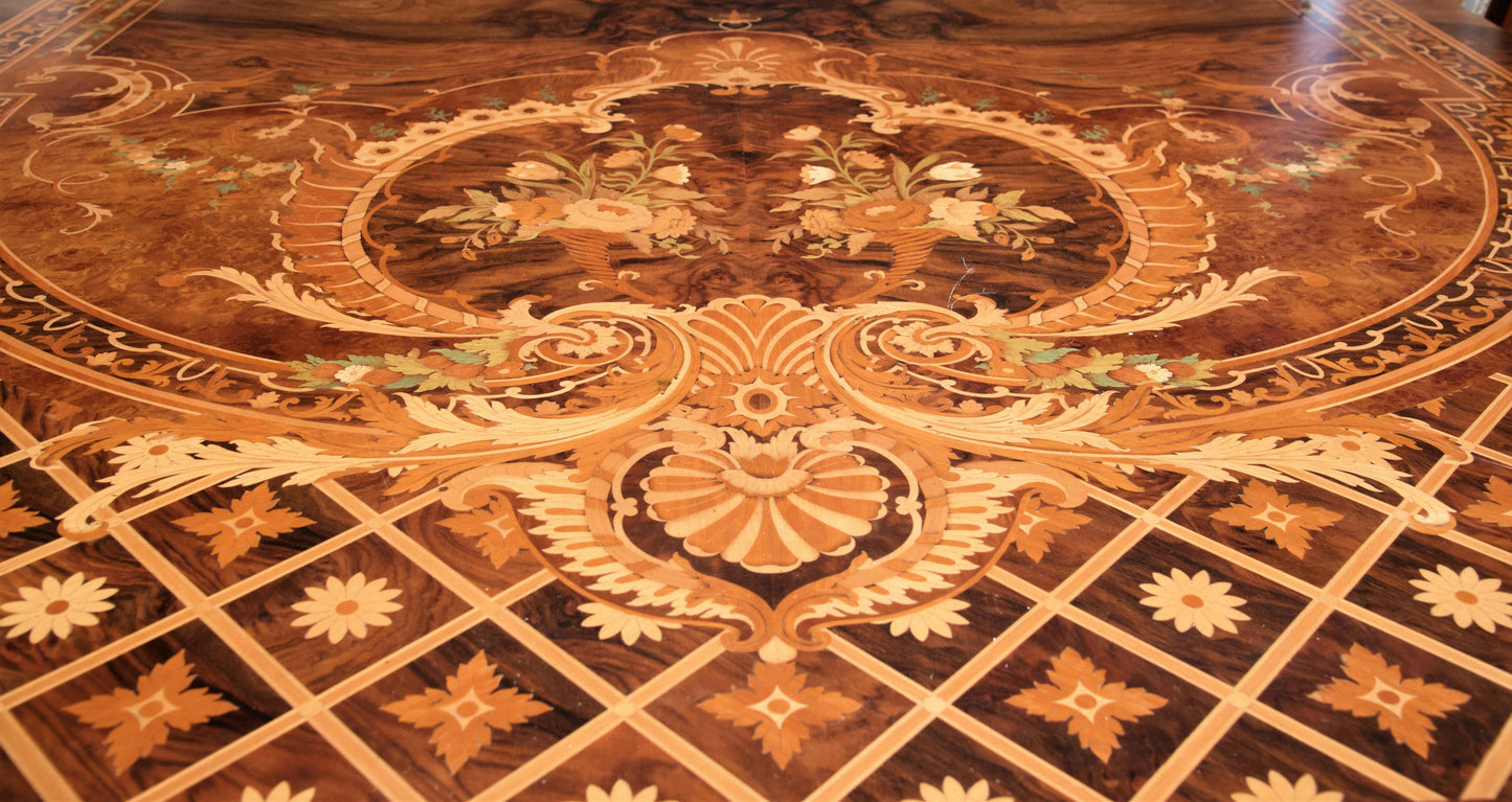 Maestuozo tavolo da pranzo francese in legno intarsiato più 10 sedie versailles